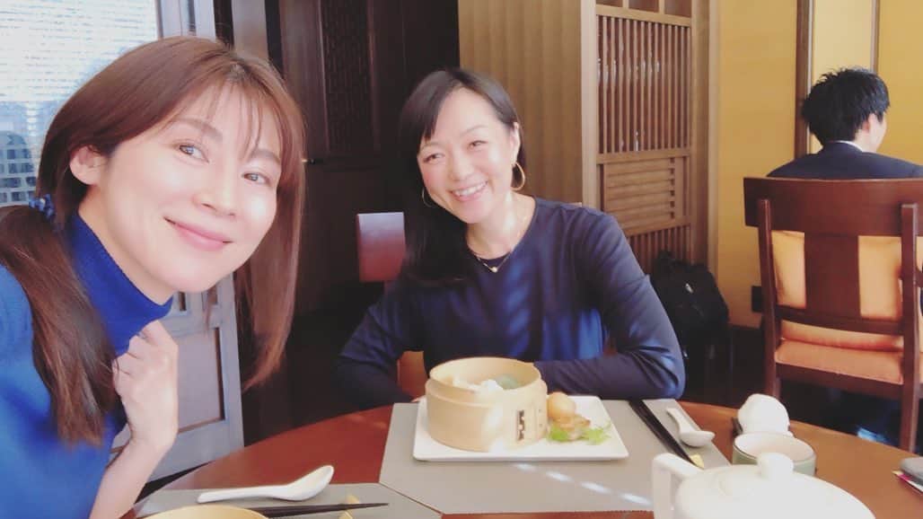 MIHOのインスタグラム：「@odakachie ちゃんとパレスホテルの中華・琥珀宮へ  最近は会えなく、テレビで見ることが多くなってる千枝ちゃんですが  再会はここにしよう！ と パレスホテルへ  お互い大好きな場所☺︎  そんなところで再会なんて！と、嬉しさとウキウキがヒシヒシ  思い返せば日帰り韓国やら、ぽん！と必要な時にちゃんと会えて普通に話せる心根が一緒の人は本当に大切だなぁ、と  私の冗談や毒舌もニコニコ笑ってくれるし、時に的確なアドバイスもしてくれる  あぁ、愛犬のさくら🦮にもまだ会えてないしな、ということで、お直しのブレスレットのメインはお仕事してても一緒の気分になるようにサクラカラーのホワイト  そして、カヤさんに教えてもらった来年の色、薄いブルーと薄いピンクもいれちゃったり☺︎  また会える日までお互いしっかりコツコツしとこー！と、バイバイした1日  いつも、このブレスレットなどを創らせていただくときは、その人の事を想って『あがれーーーーーーーっ☺︎』って机にむかってイマス  背中を押してくれたり、優しい気持ちになったり、そんなジュエリーでありたいから、これからもそういうモノヅクリをしていくし、必要なスキルは頑張って身に付けたい  最近は来年の色というものを取り入れている方が多数なので、干支別のをいただいたので4枚目に☺︎  面積が大きいと取り入れにくい色もジュエリーならいいものね  みんな何色欲しいかな？  #パレスホテル #琥珀宮 #心理カウンセラー #小高千枝 #色 #天然石ブレスレット #ラッキーカラー #バースカラー #さくら色 #北海道の乗馬ツアー実現させよう #throwback」