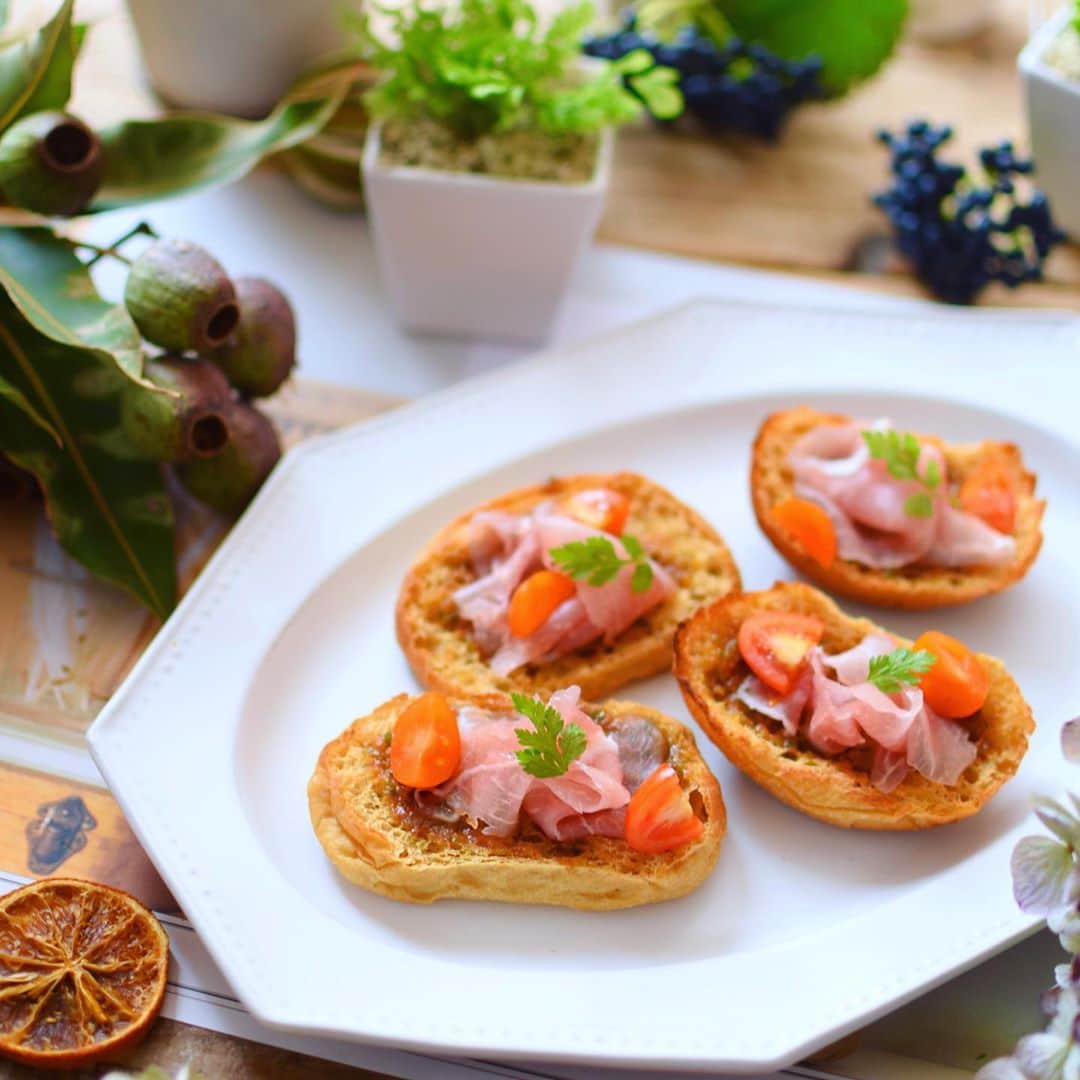 nao_cafe_のインスタグラム：「ブルスケッタ  こんにちは♪ ・ ローソンで販売されているブランパンを使用して３つのレシピを提案してみました。 ・ これはトマトバジルと生ハムのブルスケッタ です。 レシピはNadiaに載せてありますのでぜひご覧になってみてください☺️ ストーリーにリンク貼っておきます💕 ・ 糖質が抑えられるブランパンにニンニクを塗ってカリッと焼いて （もうそれだけでかなり美味しいんですが！） ケチャップとバジルソースを合わせたものを塗り、 生ハムとプチトマトを乗せるだけ♪ とても美味しいし、片手でつまめるのが嬉しい♡ オススメなのでぜひ作ってみてくださいね😃 ちなみにブランパンは１個あたり 糖質2.2g、カロリー65kcal♪ ・ ・ ・ 今回こちらのブランパンを ローソン様よりご提供いただきレシピ作成させていただきました。 美味しく、見映えも良く 何より簡単なレシピを考えてみたので ぜひ作ってみてほしいです♡ . . 2020.10.29 . . . #PR #ローソン #ブランパン #ブランパンチャレンジ  . . #ブルスケッタ#レシピ#簡単レシピ #時短レシピ #nadia#nadiaレシピ #nadiaartist」