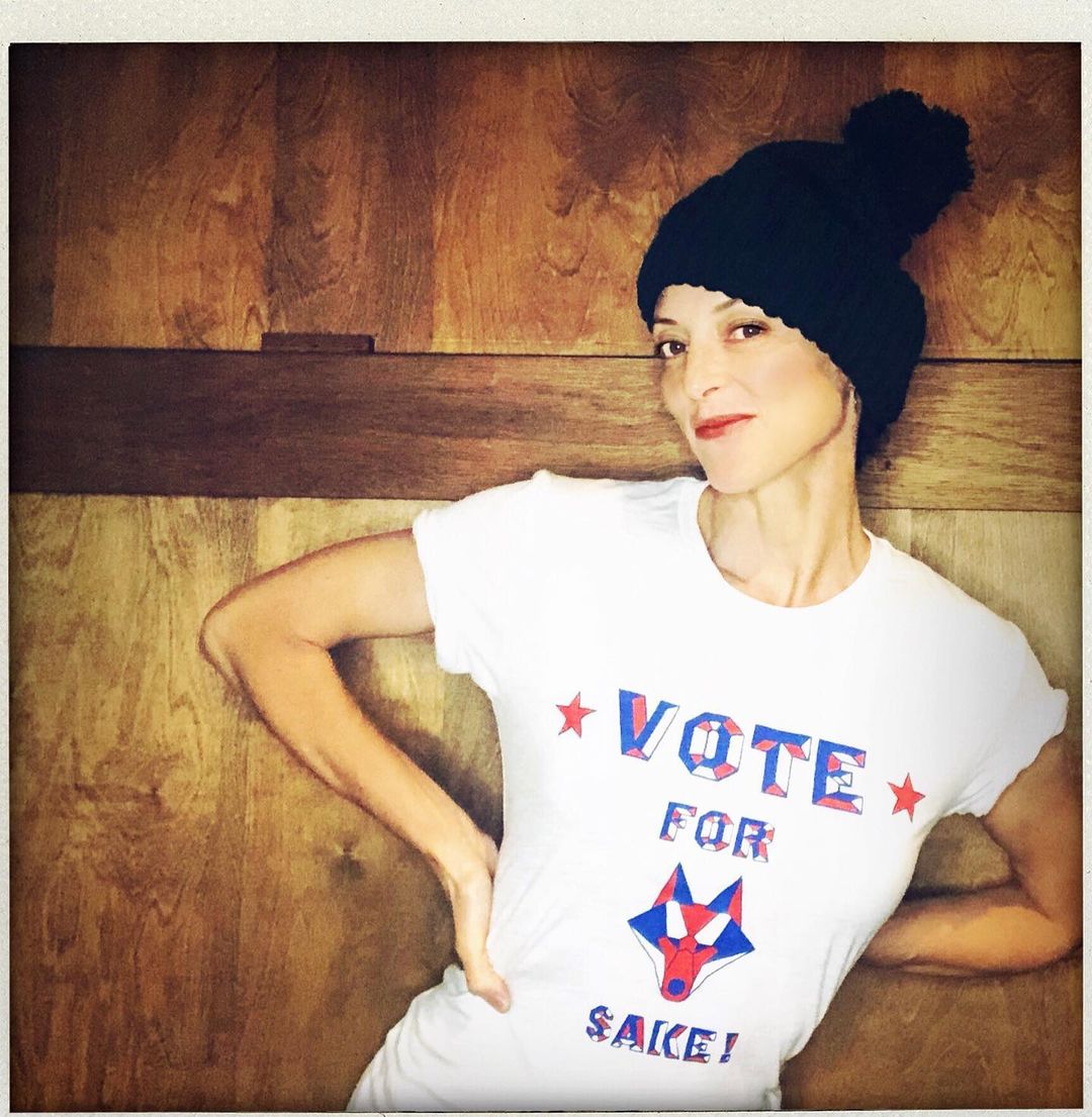 ローラ・グラウディーニさんのインスタグラム写真 - (ローラ・グラウディーニInstagram)「V O T E ! 💙 #voteforfoxsake 🦊 love this T @lesuperbecalifornia 🙏🏽 #rockthevote #takeittothepolls #raiseyourvoice #bluewave #votethemout #lesupurbecalifornia」10月29日 15時23分 - trulylolaglaudini