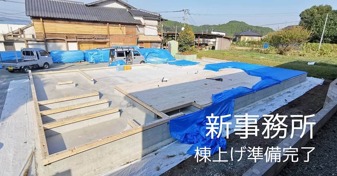 有限会社 稲葉製材住宅のインスタグラム：「土台と床下地完了❗ 棟上げの前に組み上げておきます👍 土曜日はいよいよ棟上げです🙌 天気も良さそうなので一安心🙈🙈🙈  #新事務所計画 #棟上げまであと少し #土台敷 #見学はいつでもどーぞ #平屋の事務所 #名作の椅子がある事務所 #おしゃれな空間 #家づくり #マイホーム #暮らしやすい家 #使いやすい家 #丁寧な家づくり #庭のある暮らし #家具と暮らす #居心地のいい家 #暮らし #日々 #楽しい暮らし #ナチュラル #高性能住宅 #工務店 #新築 #リフォーム #リノベーション #注文住宅 #熊本 #玉名 #山鹿 #稲葉製材住宅 #イナバ  家族の未来、地球の未来を考えた家づくり 施工対応エリア 玉名、山鹿、荒尾、熊本市 県北メイン」