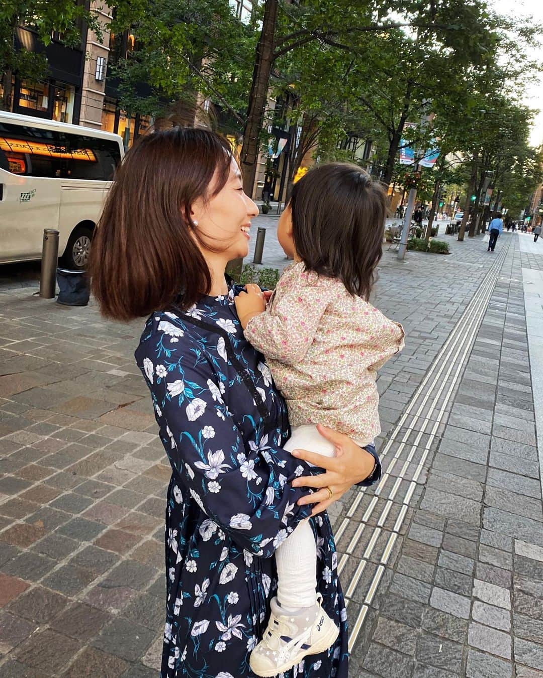 吉田早織のインスタグラム：「♡♡♡﻿ ﻿ ﻿ 貴重な2ショット👩‍👧﻿ ﻿ ﻿ ﻿ ﻿ ﻿ ﻿ #おんなのこママ #1歳7ヶ月  #ママリ #女の子ママ  #丸の内」