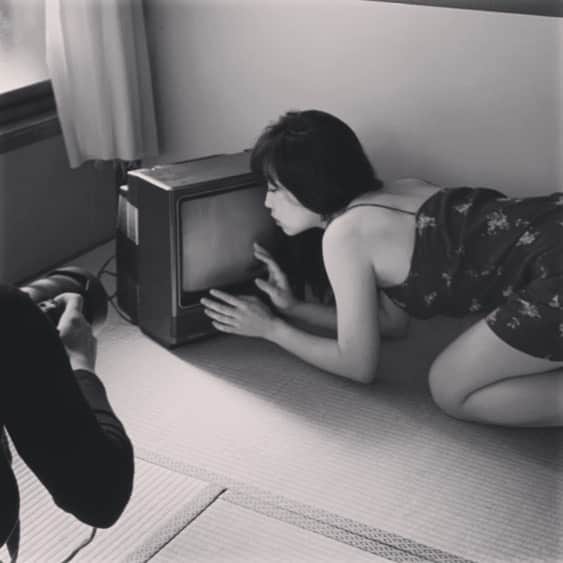 佐々木心音のインスタグラム：「とある撮影。 . . . #tatami #japanesestyle #actress #monochrome #photosession #retro #tv #instagood #singersongwriter #model #kokonesasaki  #撮影風景 #モノクロにしてみた #レトロテレビ #畳の似合う女 #昭和建築 #キャミソールワンピース #佐々木心音」