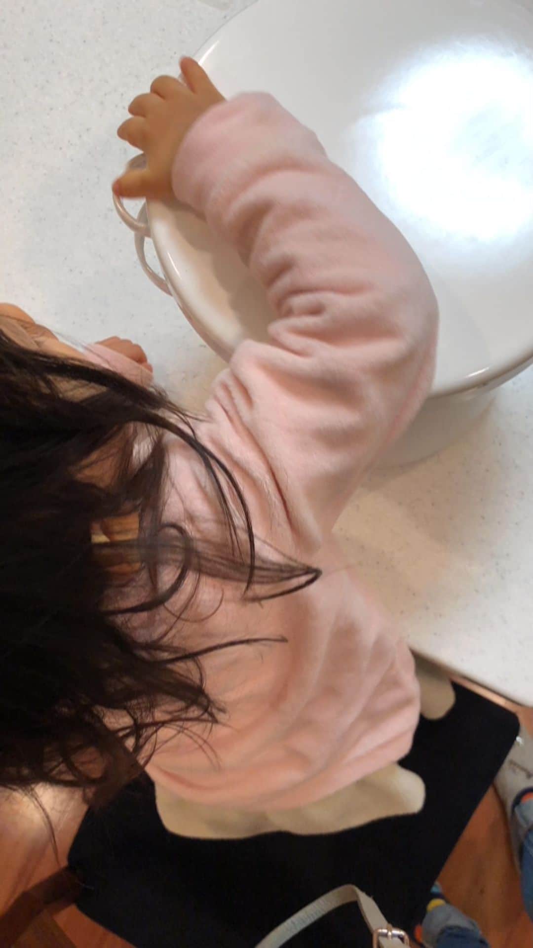 山口もえのインスタグラム：「“おいしくな〜れ♪“ 三月に仕込んだ味噌に 次女が呪文を唱えてくれました😊 あれから七ヶ月・・・ 美味しい味噌ができあがったよ💕 今年は大豆と麦のあわせ味噌👏」