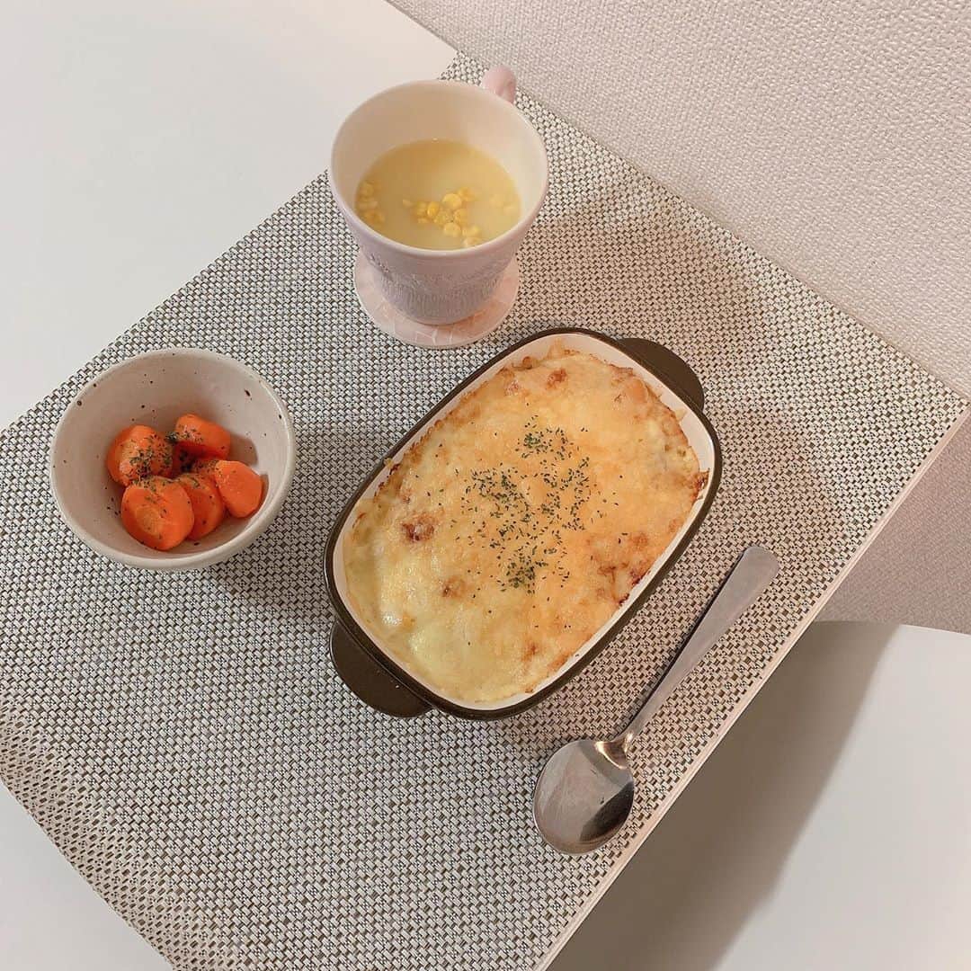 のインスタグラム：「ご飯🍚﻿ ・シーフードドリア﻿ ・人参のグラッセ﻿ ・コーンスープ﻿ ﻿ 最近寒いからあったまれる﻿ メニューがいいなと思い、﻿ あつあつのドリアを作りました💘﻿ ﻿ 量少ないかなって思ったけど﻿ 思ったよりお腹いっぱいになって﻿ とっても満足でした〜！﻿ ﻿ ﻿ ﻿ #斉藤優里 #ゆったん﻿ #たんたんたんゆったんたん( •ㅈ• )﻿ #ゆったんのお料理日記﻿ #ご飯 #もぐもぐ #🍚﻿」