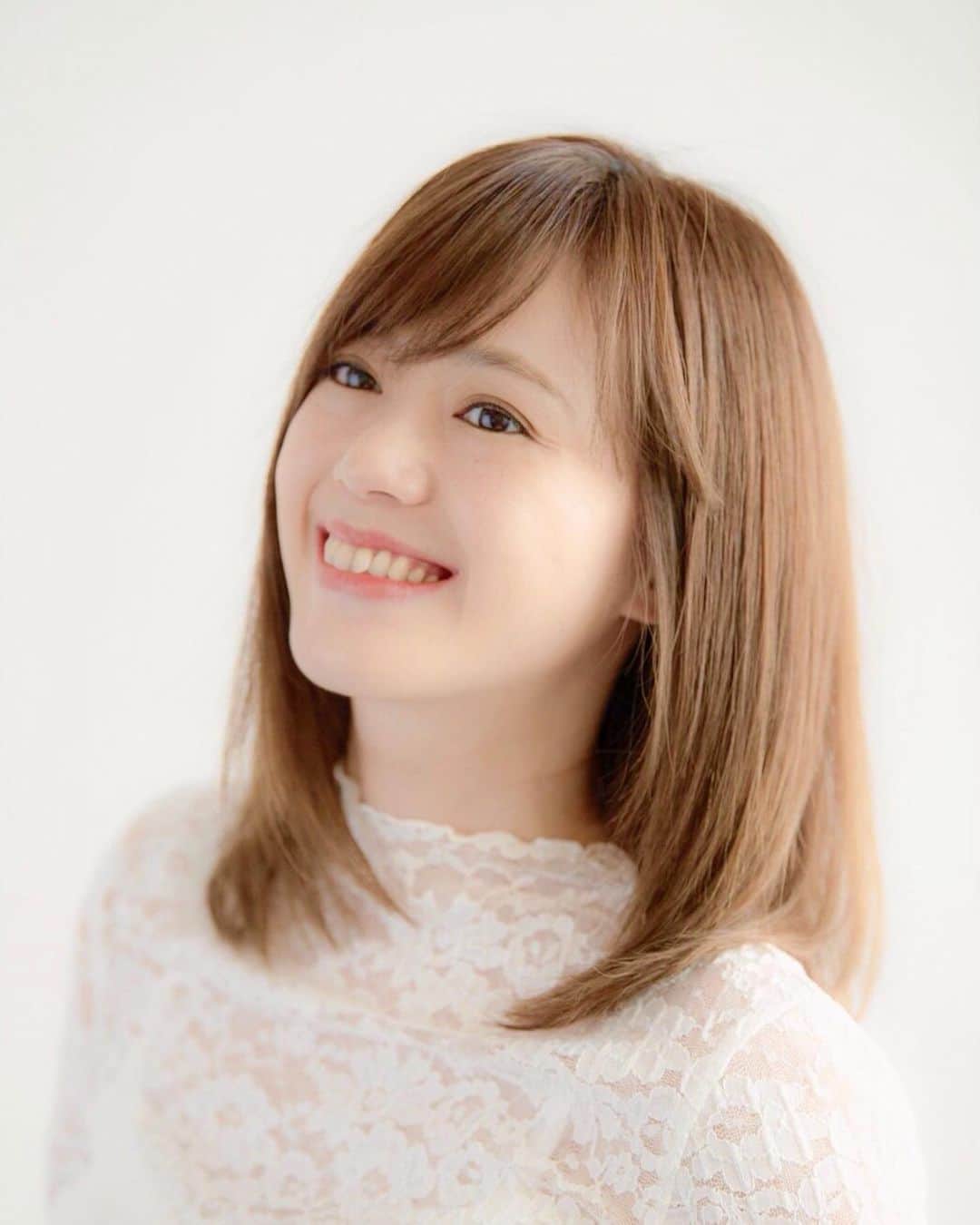 堀有里のインスタグラム：「こちらはストレートバージョン。 つるつるさらさらトリートメントかけてもらいました♡ ヘアが触り心地いいと、ウキウキする！ りほちゃんありがとーーー！！！  #トリートメント　#ストレートヘア　#ミディアムヘア #さらさらヘアー #セミロング　#ヘアカラー　#髪の毛多い系女子 #癖っ毛ガール」