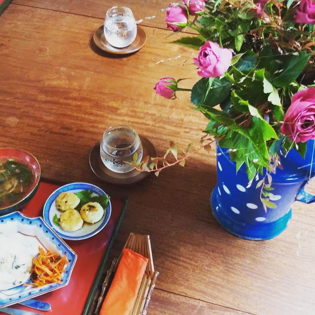 桑原麻美さんのインスタグラム写真 - (桑原麻美Instagram)「今月のパリスタイルブーケ💐﻿ ﻿ 紅葉したユキヤナギで﻿ 秋らしく🍁﻿ ﻿ 花器や場所を変えると、﻿ ずいぶん雰囲気が変わります。﻿ ﻿ ランチタイムも﻿ ブーケと一緒だと、﻿ より美味しく、﻿ 優雅に感じられますね♡﻿ ﻿ ・・・・・・・・・﻿ 濃厚な情報をお伝えしている﻿ メルマガ登録は﻿ プロフィールから♡﻿ @asami_kuwabara﻿ ﻿ #桑原麻美﻿ #アナウンサー﻿ #フリーアナウンサー﻿ #司会者﻿ #話し方講師﻿ #マナー講師﻿ #研修講師﻿ #傾聴コミュニケーション﻿ #インストラクター﻿ #パリスタイルブーケ﻿ #スプレーバラ﻿ #ユキヤナギ﻿ #パニカム﻿ #キイチゴ﻿ #紅葉﻿ ﻿ ﻿ ﻿ ﻿ ﻿ ﻿ 　﻿ ﻿ ﻿ ﻿ ﻿ ﻿ ﻿ ﻿ ﻿ ﻿ ﻿ ﻿ ﻿ ﻿ ﻿ ﻿ ﻿ ﻿ ﻿ ﻿ ﻿ ﻿」10月29日 15時44分 - asami_kuwabara