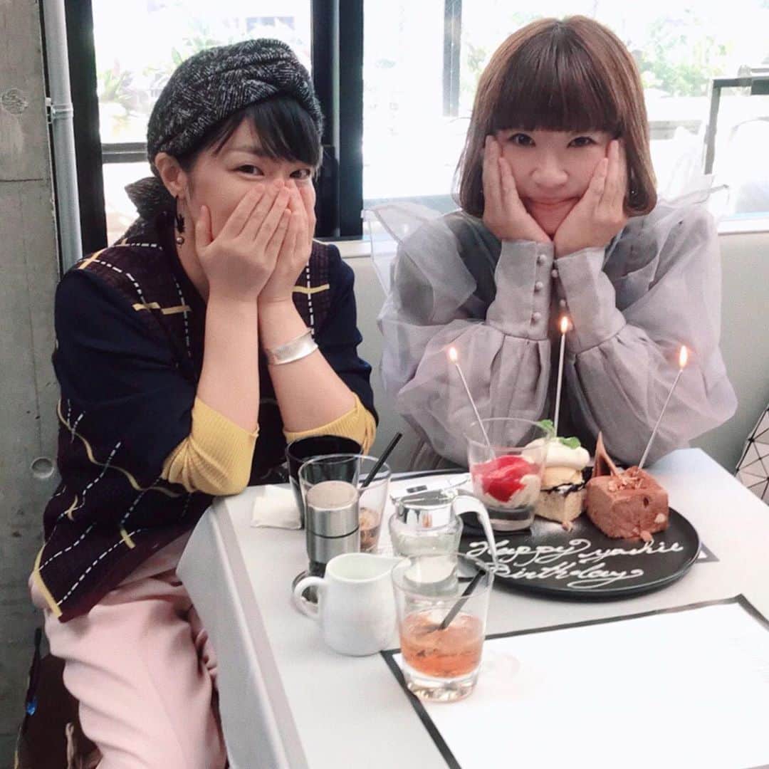 板橋よしえのインスタグラム：「. @miiikiiicom ちゃんが誕生日をお祝いしてくれました🥺🙏💛 ミキちゃんありがとう～❣️  2枚目→静止画のつもりが動画撮ってた･･･🙄  ミキちゃん、いつも優しく背中を押してくれてありがとう。 ミキちゃんの紡ぐ言葉の端々から、愛情をひしひしと感じてとてもうれしくなるよ🥺」
