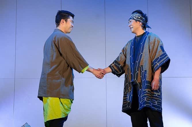 阿部浩貴のインスタグラム：「昨日、一昨日と2日間3公演。 北海道登別明日（あけび）中等教育学校（中高一貫）にて、アップダウン二人芝居、音楽劇『カイ」を芸術鑑賞会でやりました！  北海道の名前に込められた想い、和人とアイヌの歴史、アイヌの文化など…  我々なりの伝え方で精一杯やらせて頂きました。  生徒たちもみんな最初から最後まで集中して観てくれて、とても嬉しかった。  若い世代に忘れてはならない歴史を伝えられて、今まで『笑い』や、音楽活動や動画制作など、お笑い以外にも活動していることに意味を見出せた二人芝居です。  今後も続けていきます。  2日目の公演は、初の朝9時から！ という初の貴重な経験をしました！笑  では、東京へ戻ります！ あ、千葉でした。」