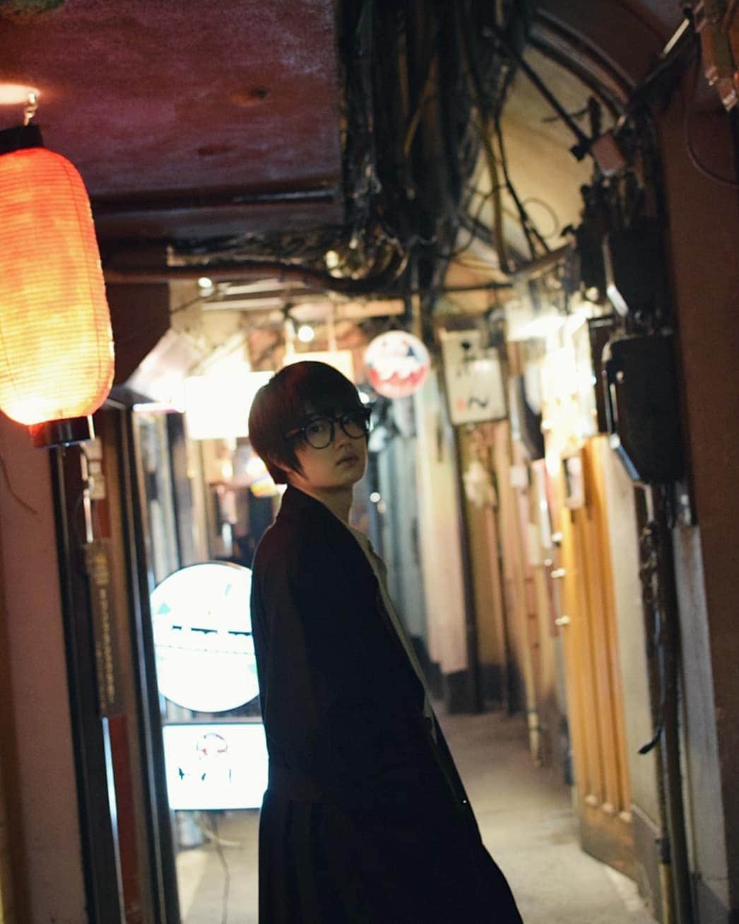 外山将平のインスタグラム：「路地裏。  photo by:key #作品撮り #ノーセット #photooftheday#camera#portrait#model#外山将平#役者#俳優#今日の外山#ootd#Nikon#一重 #写真#撮影#カメラ#ポートレート#ファインダー越しの私の世界#カメラ好きな人と繋がりたい#黒髪#メガネ男子#秋#autumn#fashion#被写体モデル#男の子 #京都#京都観光#ロケ」
