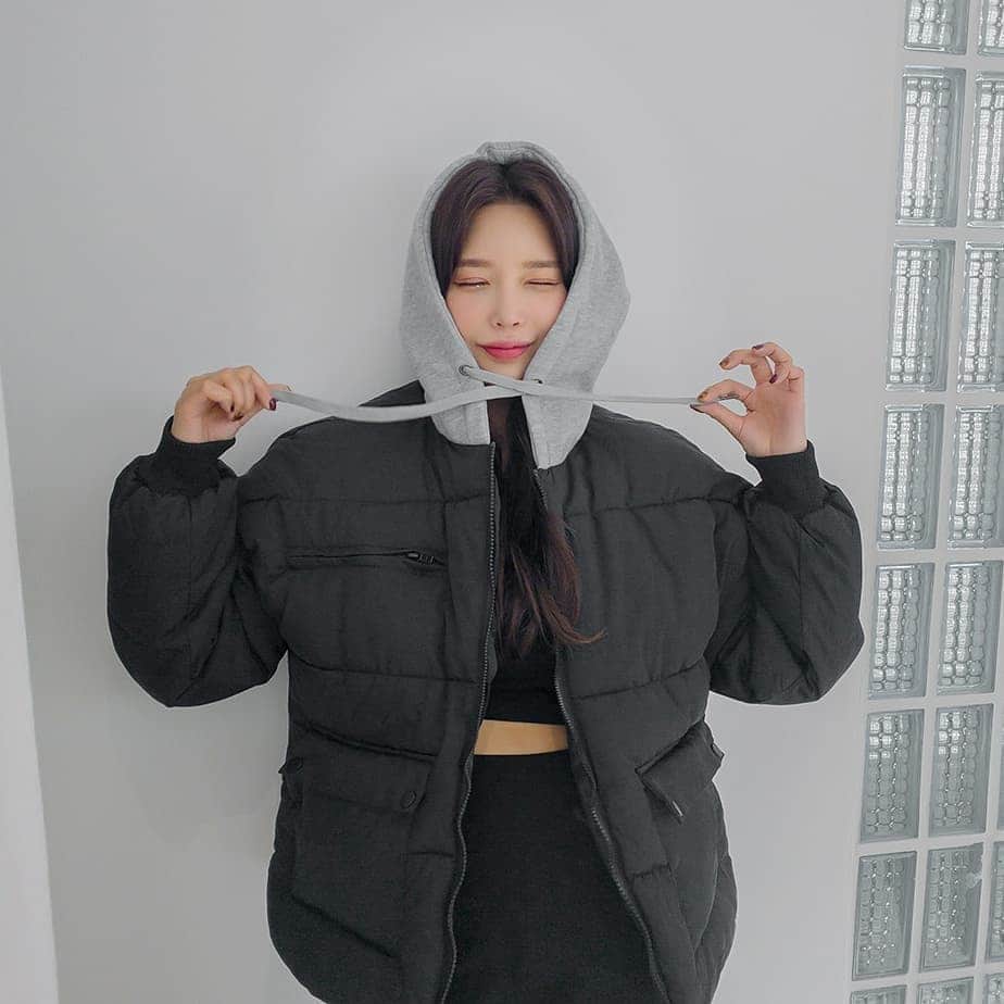 Chuuさんのインスタグラム写真 - (ChuuInstagram)「매일 어제보다 더 추워지는 느낌!😷 이제는 패딩이 필요한 계절이 다가오네요  후디가 장착된 숏패딩으로 올 겨울 스타일리쉬하면서 따뜻하게 보내 보세용!  #츄 #chuu #숏패딩 #코디추천 #코디 #좋아요」10月29日 15時50分 - chuu_official