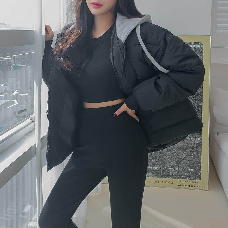 Chuuさんのインスタグラム写真 - (ChuuInstagram)「매일 어제보다 더 추워지는 느낌!😷 이제는 패딩이 필요한 계절이 다가오네요  후디가 장착된 숏패딩으로 올 겨울 스타일리쉬하면서 따뜻하게 보내 보세용!  #츄 #chuu #숏패딩 #코디추천 #코디 #좋아요」10月29日 15時50分 - chuu_official