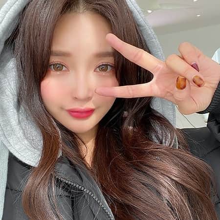 Chuuさんのインスタグラム写真 - (ChuuInstagram)「매일 어제보다 더 추워지는 느낌!😷 이제는 패딩이 필요한 계절이 다가오네요  후디가 장착된 숏패딩으로 올 겨울 스타일리쉬하면서 따뜻하게 보내 보세용!  #츄 #chuu #숏패딩 #코디추천 #코디 #좋아요」10月29日 15時50分 - chuu_official