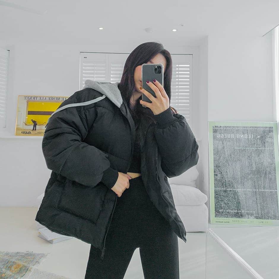 Chuuさんのインスタグラム写真 - (ChuuInstagram)「매일 어제보다 더 추워지는 느낌!😷 이제는 패딩이 필요한 계절이 다가오네요  후디가 장착된 숏패딩으로 올 겨울 스타일리쉬하면서 따뜻하게 보내 보세용!  #츄 #chuu #숏패딩 #코디추천 #코디 #좋아요」10月29日 15時50分 - chuu_official