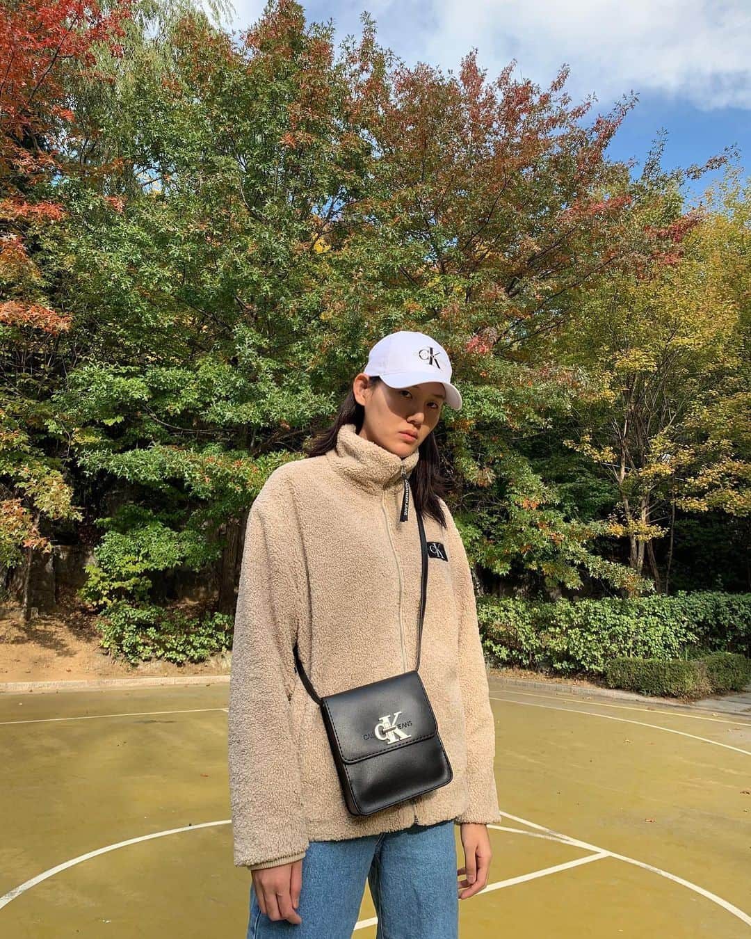 EZのインスタグラム：「#광고 @calvinklein 가을맞이🍂🍁 #캘빈클라인 #ck패딩 #ck후리스 #ck모자 #ck가방 #여자패딩」