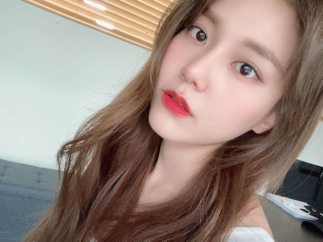 ヘジョンのインスタグラム：「오랜만에 메이크업 살빼쟝 힝」