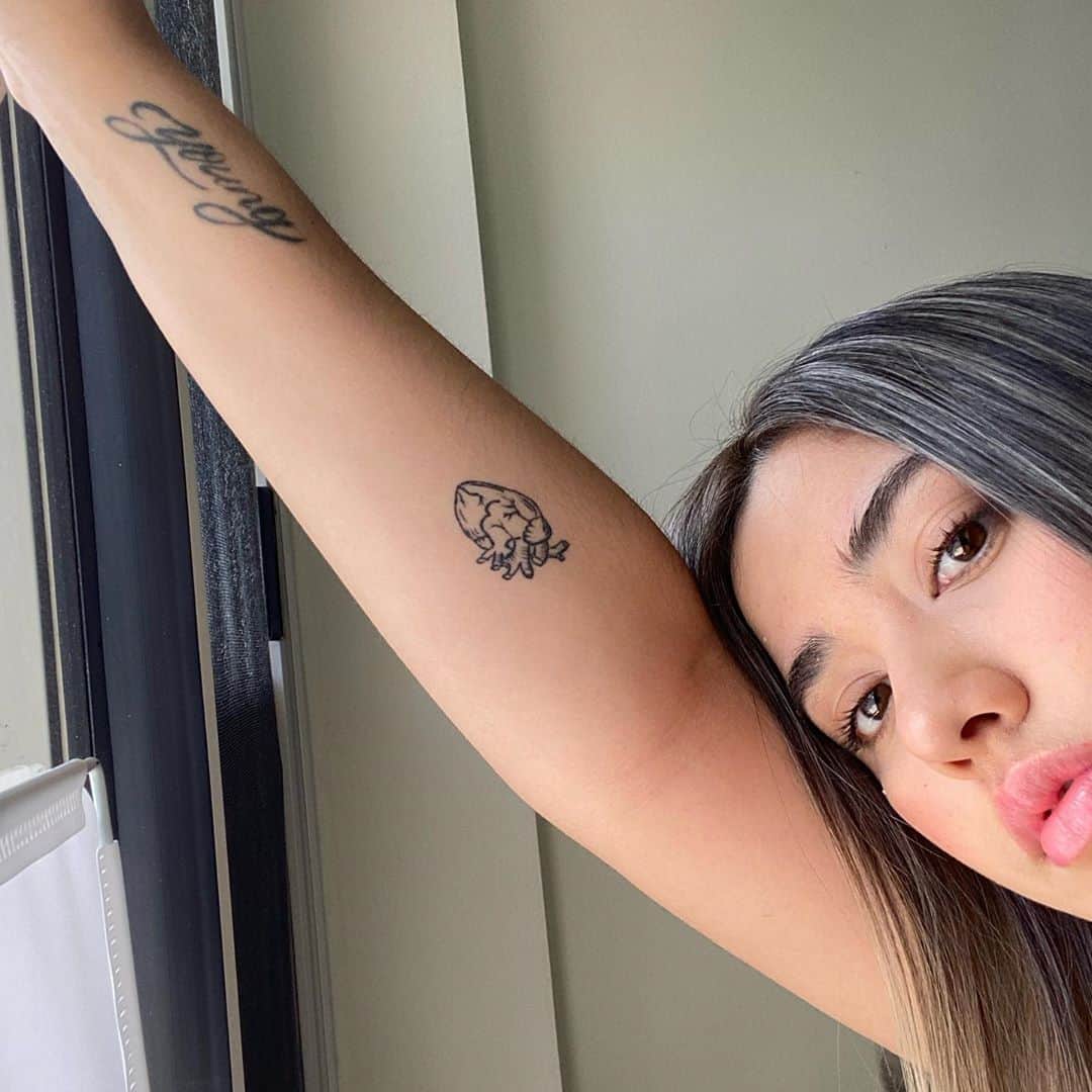 ローレン・ヤングのインスタグラム：「oh hello there heres a weird photo of me」