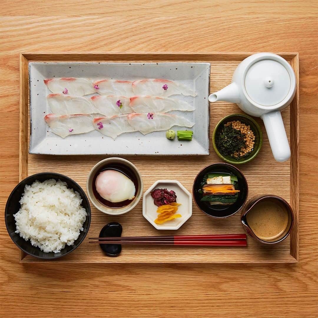 無印良品さんのインスタグラム写真 - (無印良品Instagram)「【銀座】WA|Japanese Restaurant 新メニューについてのお知らせ - 東京・無印良品銀座 6階WA|Japanese Restaurantでは、11月17日よりランチ、ディナータイムともに新メニューをスタートいたします。今回は、これまでご紹介してきた都道府県のお料理をリバイバルメニューとしてお召し上がりいただけます。 ランチメニューでは、さくさくの衣の「大分のとり天」、国産合鴨を使用した治部煮をお蕎麦で鴨せいろ風に提供する「石川の治部煮せいろ」、宇和島の真鯛を鯛めしとお茶漬けで召し上がっていただく「愛媛の鯛めし茶漬け」をおぜんで提供いたします。 ディナーメニューでは、ご好評いただいている「羽釜ご飯を味わうセットメニュー」をリニューアルし、用意いたします。  ※「羽釜ご飯を味わうセットメニュー」は、事前のお食事のご予約にて承っております。WA|Japanese Restaurantサイトに掲載している電話番号にてご予約ください。 また数に限りがございますので、ご了承ください。 - #無印良品 #MUJI #無印良品銀座 #MUJIGINZA #MUJIHOTELGINZA #MUJIHOTEL #銀座 #GINZA #東京 #Tokyo #和食 #レストラン #restaurant #大分 #石川 #愛媛 #oita #ishikawa #ehime #郷土料理 #新メニュー」10月29日 16時00分 - muji_global