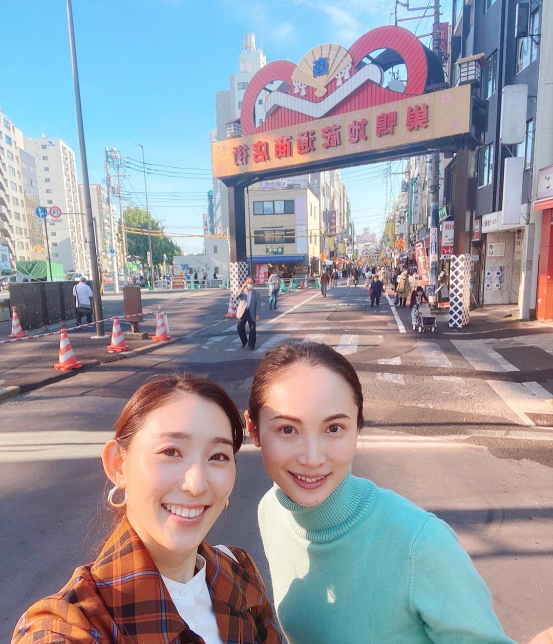 日高薫のインスタグラム：「今日は癒しの佳奈ちゃんと巣鴨デート😂❤️ お目当ては和菓子屋さんだったけど、 鰻も美味しかった〜😍💗  #巣鴨 #巣鴨デート💕 #ランチ #lunch #鰻 #うなぎ #unagi #和菓子屋  #instagood #instahappy #癒しの時間 #大好き」