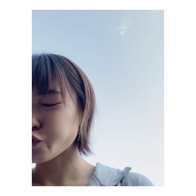 中山こころさんのインスタグラム写真 - (中山こころInstagram)「* 天気よか☀️ * #半顔  #秋空」10月29日 16時03分 - coocoorooo