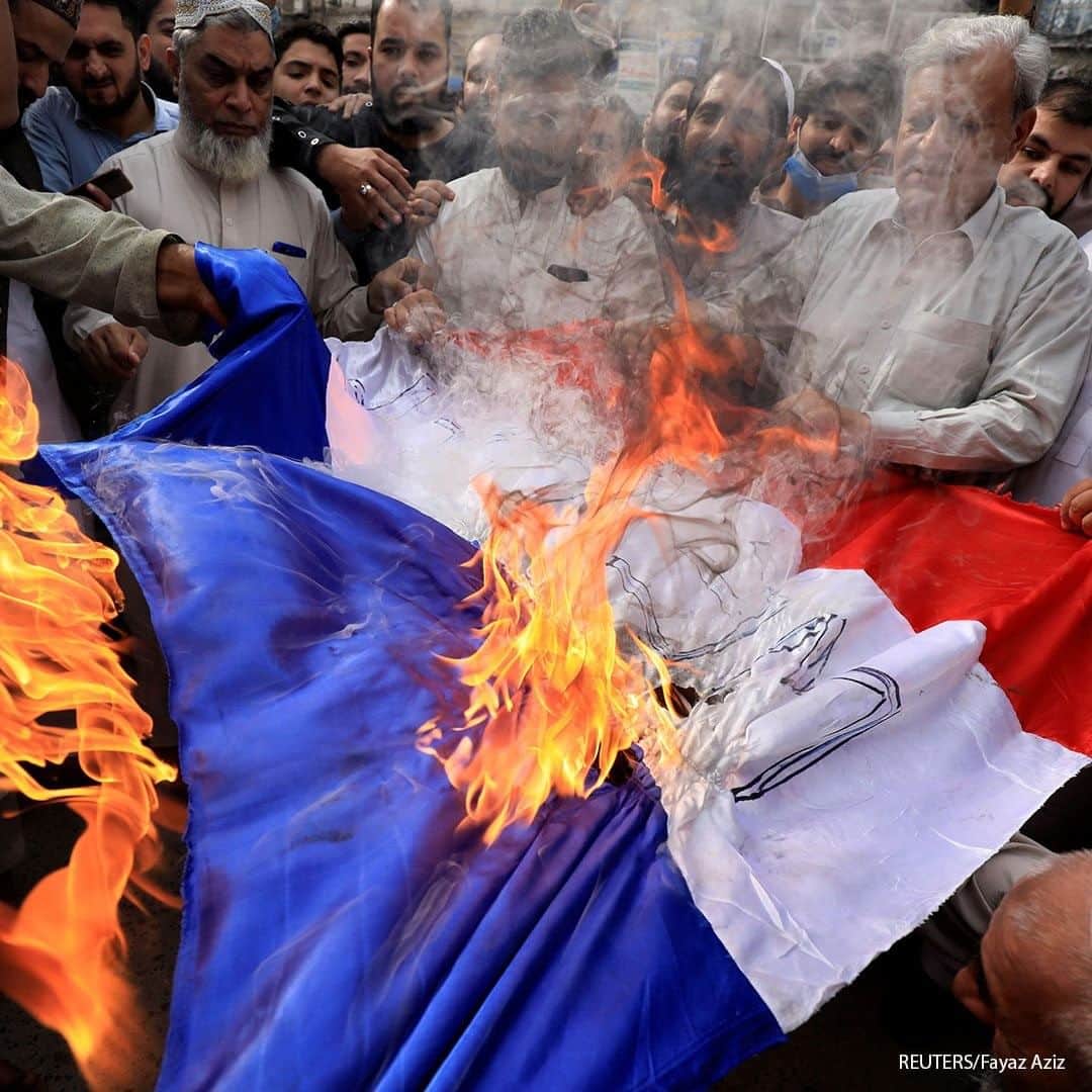 ABC Newsさんのインスタグラム写真 - (ABC NewsInstagram)「People chant slogans as they set fire to France's flag during a protest against the publication of cartoons depicting Islam's Prophet Mohammad and comments by the French President Emmanuel Macron, in Peshawar, Pakistan October 28, 2020.」10月29日 16時04分 - abcnews