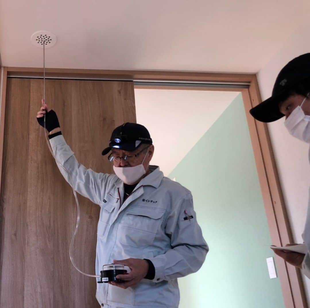 ヒヨシケンセツさんのインスタグラム写真 - (ヒヨシケンセツInstagram)「こんにちは〜(*´∀｀*) 元気ですかぁーーーー？ 寒くなりましたが 風邪ひいてませんかぁーー⁇ ✳︎ ✳︎ ✳︎ いよいよ… 今週末は完成見学会(*´∀｀*) 感染対策を行いながら 1組ずつのご案内です‼︎ なので今回は平日を含めて3日間‼︎ ✳︎ ご予約は本日の17時までで 締め切らせて頂きますのでご了承ください‼︎ ✳︎ #ジブンハウスhiyoshi15棟目 #ジブンハウスhiyoshiエディション ✳︎ 写真②③④ バッチリ風量測定の検査も行いました‼︎ ✳︎ ✳︎ ✳︎ #島根 #益田 #益田市 #工務店 #陽吉建設 #ヒヨシケンセツ #注文住宅 #FPの家 #高気密高断熱 #ジブンハウス #ジブンハウスhiyoshi #新築 #マイホーム #家づくり #家はスマホで買う時代 #デザイン #オシャレ #間取り#暮らしを楽しむ #収納 #完成見学会 #アクセントクロス #丁寧な暮らし #快適な暮らし #シンプルホーム」10月29日 16時14分 - hiyoshi.ken