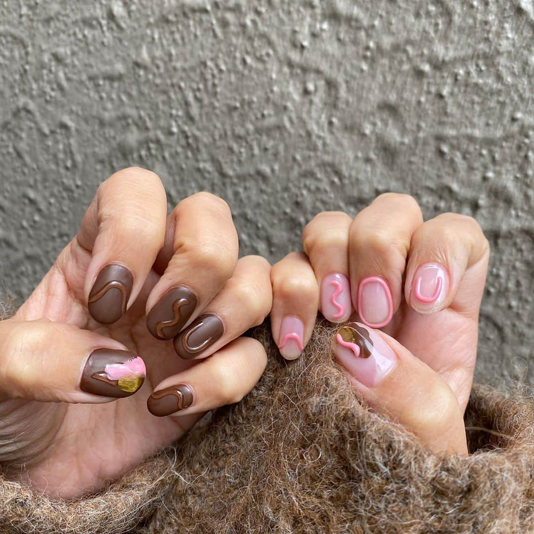 知念美加子さんのインスタグラム写真 - (知念美加子Instagram)「New nail💓 ・ ・ 相変わらずのウネウネ気分🐍 久しぶりにマットも🤎 いつも可愛くしてくれてありがとう😊 @nes.nail  ・ ・ ・ #ちねんねいる #nail #ネイルデザイン #秋ネイル」10月29日 16時07分 - chinenmikako