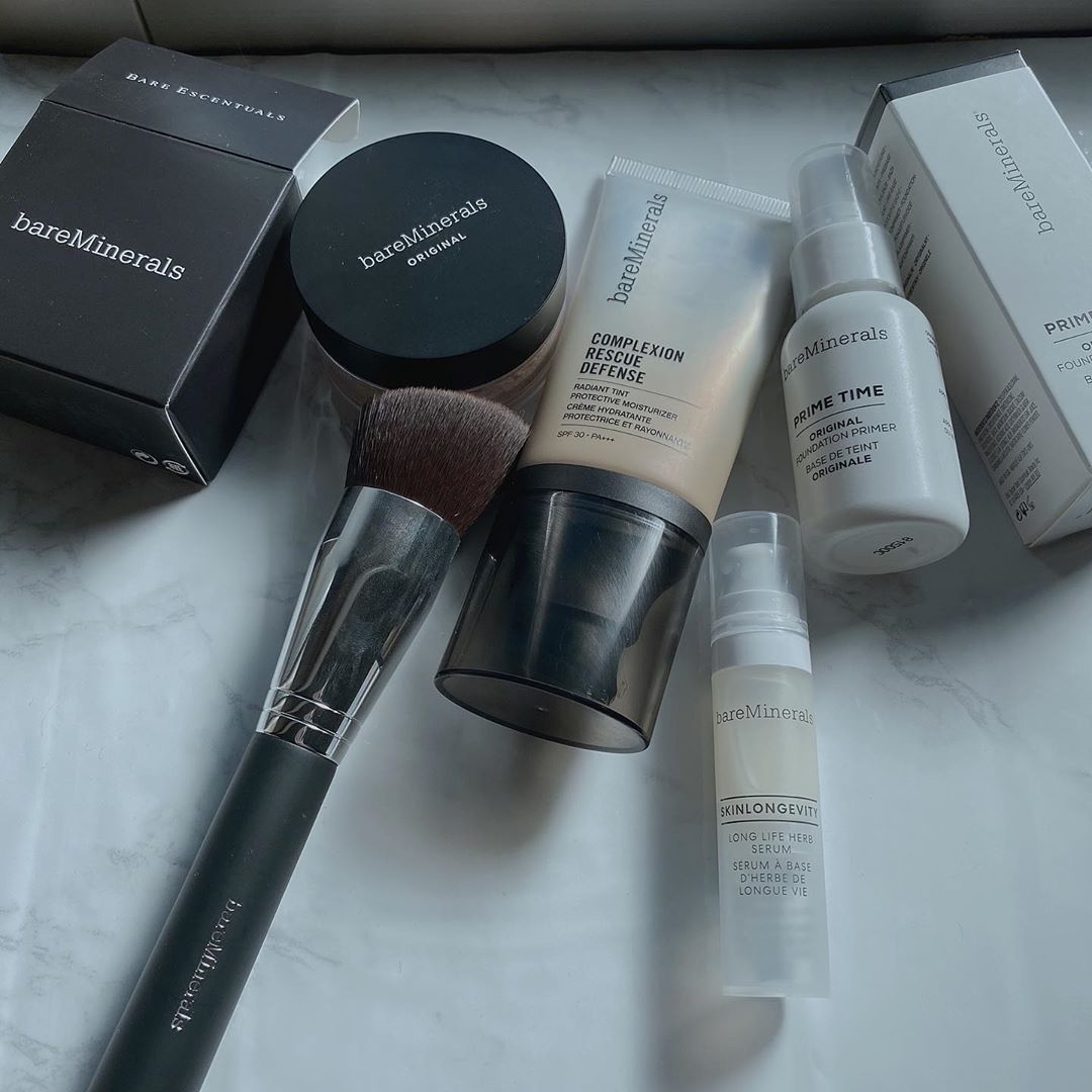 カロリーナさんのインスタグラム写真 - (カロリーナInstagram)「bareMinerals🤍ベアミネラル  最近化粧品を買い替えたの！ ベアミネラルは、アメリカやヨーロッパの若い世代の⼥性達を中⼼に、今クリーンビューティーと呼ばれる新しいジャンルのコスメ。  クリーンビューティーコスメは、肌に負担となる成分を使わずに製造や処⽅に透明性を持ち、さらに地球環境にまで配慮して作られた化粧品のこと。⼈⽣100年時代を迎え、⼥性1⼈が⽣涯で使う化粧品は、時間も量も膨⼤なものになってきているからこそ使うものには拘りたいなって思う。  ベアミネラルは不必要な添加物を配合していなくて、更に動物実験もしていない！ そして、動物由来の成分も含んでいないのビーガンフォーミュラ😳  私はビーガンではないけど、動物は守りたいって思う。私からは食事の面ではまだ何も言えないけど、動物実験とかはなくなればいいなって思う。  今回ミネラルファンデーションに買い替えたのきっかけは、ふと化粧品について調べていたら、ファンデーションにもシリコンが配合されていたり、いろんな化学物質が配合されてることが多いってのを知って、それが毎日×365日×何十年って考えたら毎日使う化粧品はできるだけお肌に普段が少なくて、環境にも優しいものにしたいなって思ったのがきっかけです😌 ・ ・ ・ ・ ・ ・ ・ ・ ・ ・ ・ ・ ・ ・ ・ ・ ・  #bareminerals #minerals #ベアミネラル #ミネラル #ミネラルファンデーション #敏感肌 #お化粧品 #環境に優しいコスメ #お肌に優しい化粧品」10月29日 16時23分 - karolina0824