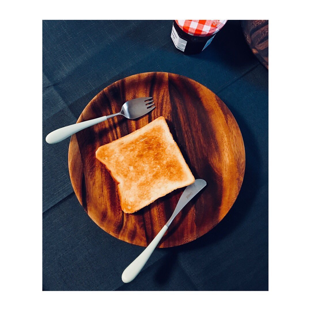 伴都美子さんのインスタグラム写真 - (伴都美子Instagram)「✔️﻿ ﻿ 焼かない派と焼きたい派。 ﻿ 好みの違い﻿は人それぞれ。  好きなように食べなされ。 ﻿ ﻿母はご飯をいただきます。  ﻿ ﻿ #🍞  #🍚  #朝食  ##cutipol  #cutipolalice」10月29日 16時18分 - van._doasinfinity
