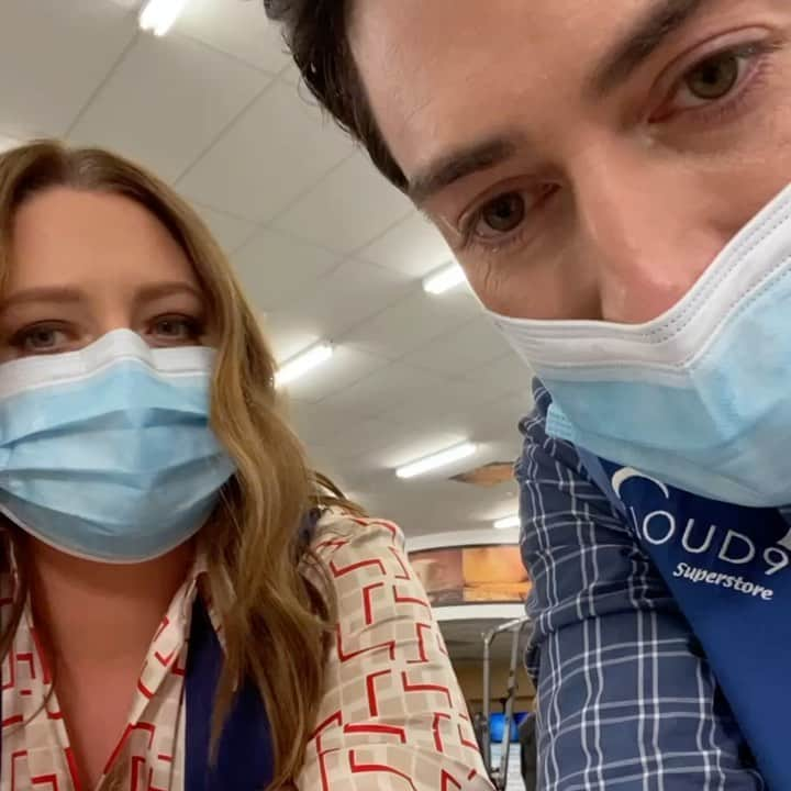 ベン・フェルドマンのインスタグラム：「Are you an essential worker? We wanna hang w you so come meet @laurenelizabethash & I during our lunch break today on the @nbcsuperstore handle at 1:30p/4:30e. Just like to watch? There’s room for you too! #superstore is back tonight!」