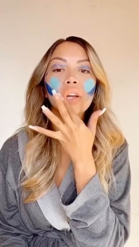 リアン Vのインスタグラム：「Living My Avatar Dreams 💫💙 Get ready for me to flood your timeline with this amazing transformation 😂😍   Transformation by - @nicholerayartistry」