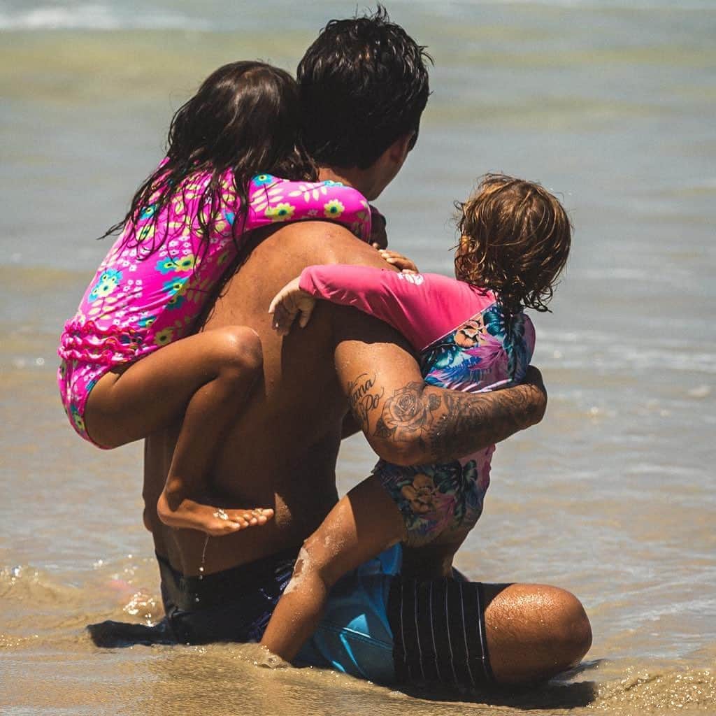ミグエル・プッポのインスタグラム：「Criando elas do mesmo jeito que eu fui criado🙌☀️Dentro d’água o dia todo🔥👊 (📷: @rafaski ) #ObrigadoDeus #OhanaPupo」