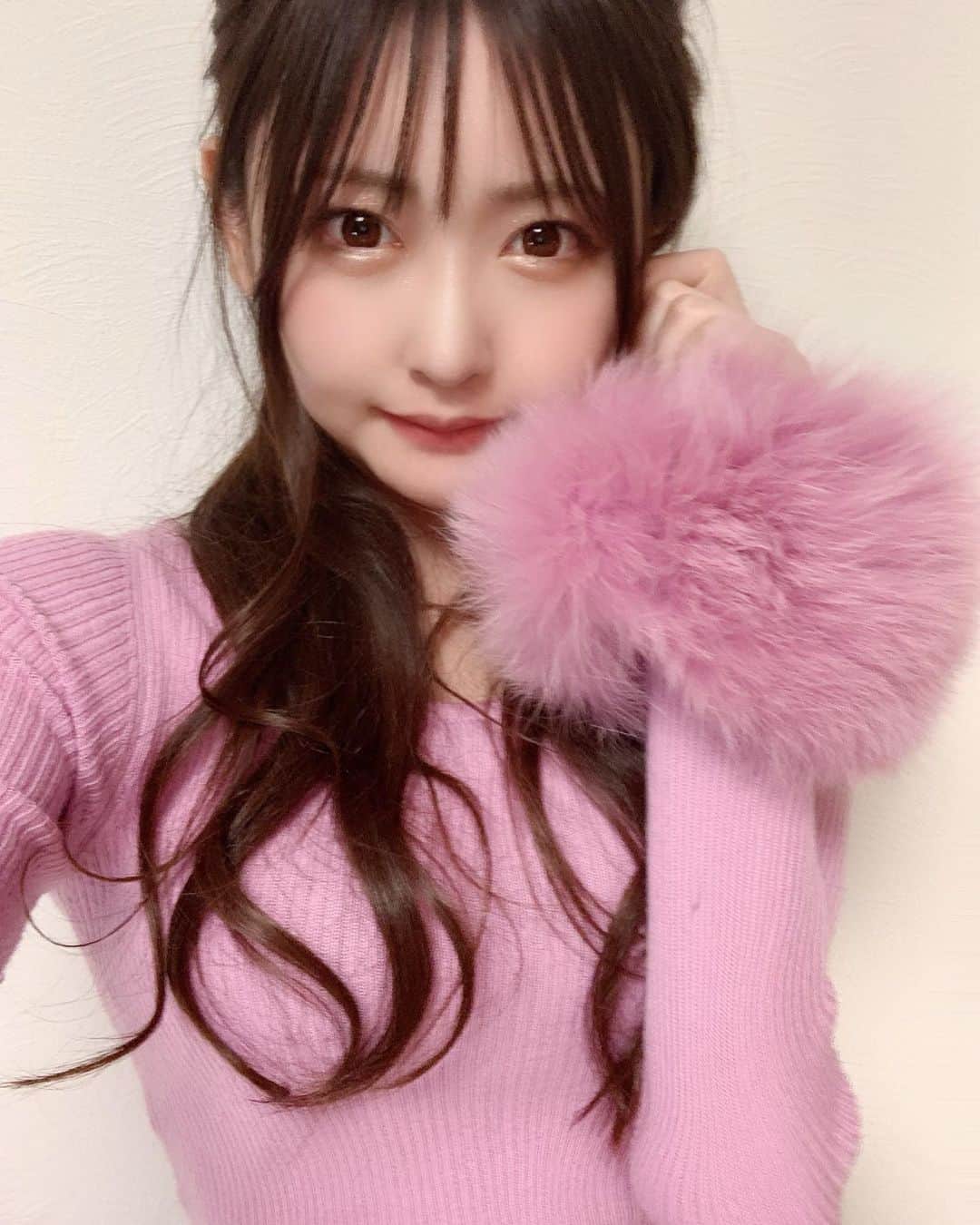 のインスタグラム：「このお洋服可愛すぎやしませんか？ . ファーだいしゅき🐕💕💕 (小顔効果にもなる)」