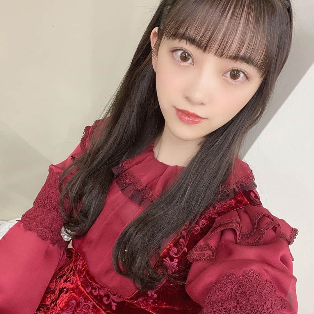 堀未央奈さんのインスタグラム写真 - (堀未央奈Instagram)「🥀  ライブの時のヘアとメイク紹介  まずはヘア❤︎  両側を上からくるくるねじって ピンでとめてます 簡単でかわいい👱🏻‍♀️🥀  メイク❤︎  ファンデーション @lancomeofficial  下地　@lauramercier  マスカラ　@heroinemake  のブラック アイライン　@canmaketokyo  のブラウン リップ　@amuse  01番  涙袋メイクはIGTVの 涙袋の作り方をみてね❄️  #乃木坂46 #堀未央奈」10月30日 1時51分 - horimiona_official