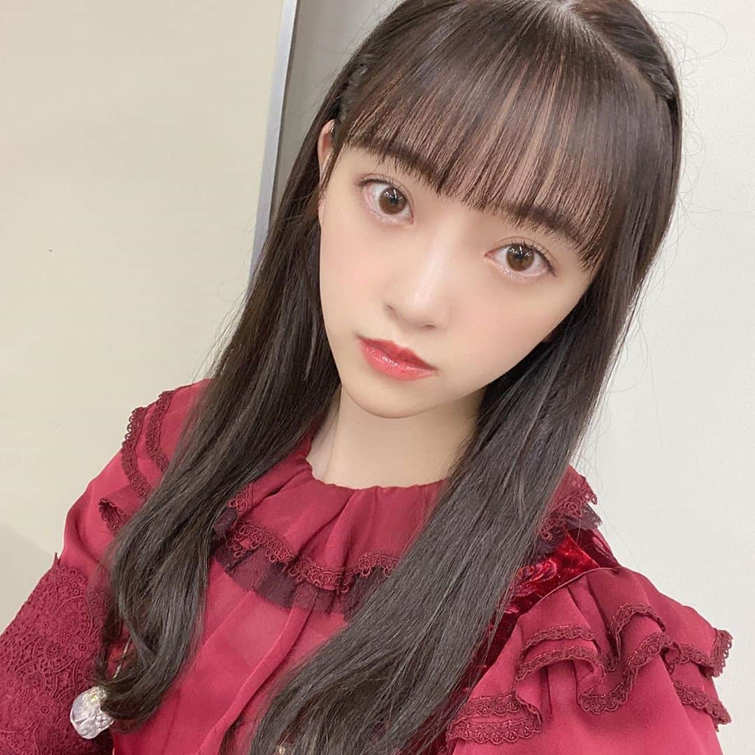 堀未央奈さんのインスタグラム写真 - (堀未央奈Instagram)「🥀  ライブの時のヘアとメイク紹介  まずはヘア❤︎  両側を上からくるくるねじって ピンでとめてます 簡単でかわいい👱🏻‍♀️🥀  メイク❤︎  ファンデーション @lancomeofficial  下地　@lauramercier  マスカラ　@heroinemake  のブラック アイライン　@canmaketokyo  のブラウン リップ　@amuse  01番  涙袋メイクはIGTVの 涙袋の作り方をみてね❄️  #乃木坂46 #堀未央奈」10月30日 1時51分 - horimiona_official