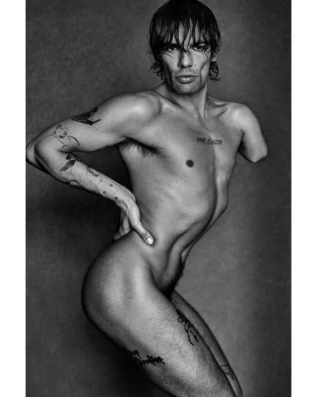 マリオ・テスティーノのインスタグラム：「Meeting people who celebrate style is always a treat, and Luc Bruyere does it wonderfully.  He has such an individual style and creates roles to play with it. Nothing seems to be off limits for him and it is great seeing the extremes of his imagination. It reminds me of myself, as before doing looks on models, I created them for me.  I remember being a young man in Peru in the late 60s, and the reactions to my sense of style were not always positive! For instance, travelling by public transport became difficult as people would stare at what I was wearing. There were a lot of preconceived ideas of how someone should dress and behave to accomodate to certain roles. Maybe it is because of these experiences in my life that I admire personal style when I see it today, and the freedom and creativity that comes with it. Special thanks to @palazzosovrana _ Conocer gente que celebra el estilo siempre es un placer, y Luc Bruyere lo hace maravillosamente. Tiene un estilo sumamente individual y crea roles para jugar con él. Nada parece limitarlo y es genial ver los extremos de su imaginación. Me hace pensar en mí mismo, ya que antes de hacer looks para las modelos, los creaba para mí.  Recuerdo cuando era joven en Perú a finales de los 60, ¡las reacciones a mi estilo no siempre fueron positivas! Por ejemplo, viajar en transporte público se volvió difícil ya que la gente volteaba a mirar lo que estaba usando. Había muchas ideas preconcebidas sobre cómo alguien debería vestirse y comportarse para adaptarse a ciertos roles. Tal vez sea debido a estas experiencias en mi vida que ahora admiro el estilo personal cuando lo veo, y la libertad y creatividad detrás. Gracias a @palazzosovrana  #MarioTestino」