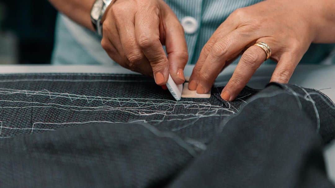 カナーリのインスタグラム：「The construction of a Canali jacket is a journey rich in details and gestures, just like in a three-act opera.  Read more at the link in bio. #Canali1934 #CanaliAnthology #MadeInItaly #craftsmanship」