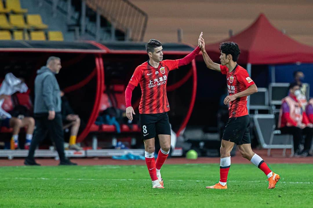 オスカルさんのインスタグラム写真 - (オスカルInstagram)「It was a very tough game, but we got a good result in the end. The battle will continue on Monday. Let's prepare well to advance to the final!   这是一场艰难的比赛, 但我们得到了好结果。周一我们继续战斗。我们一定会好好准备！让我们晋级决赛!」10月30日 2時00分 - oscar_emboaba