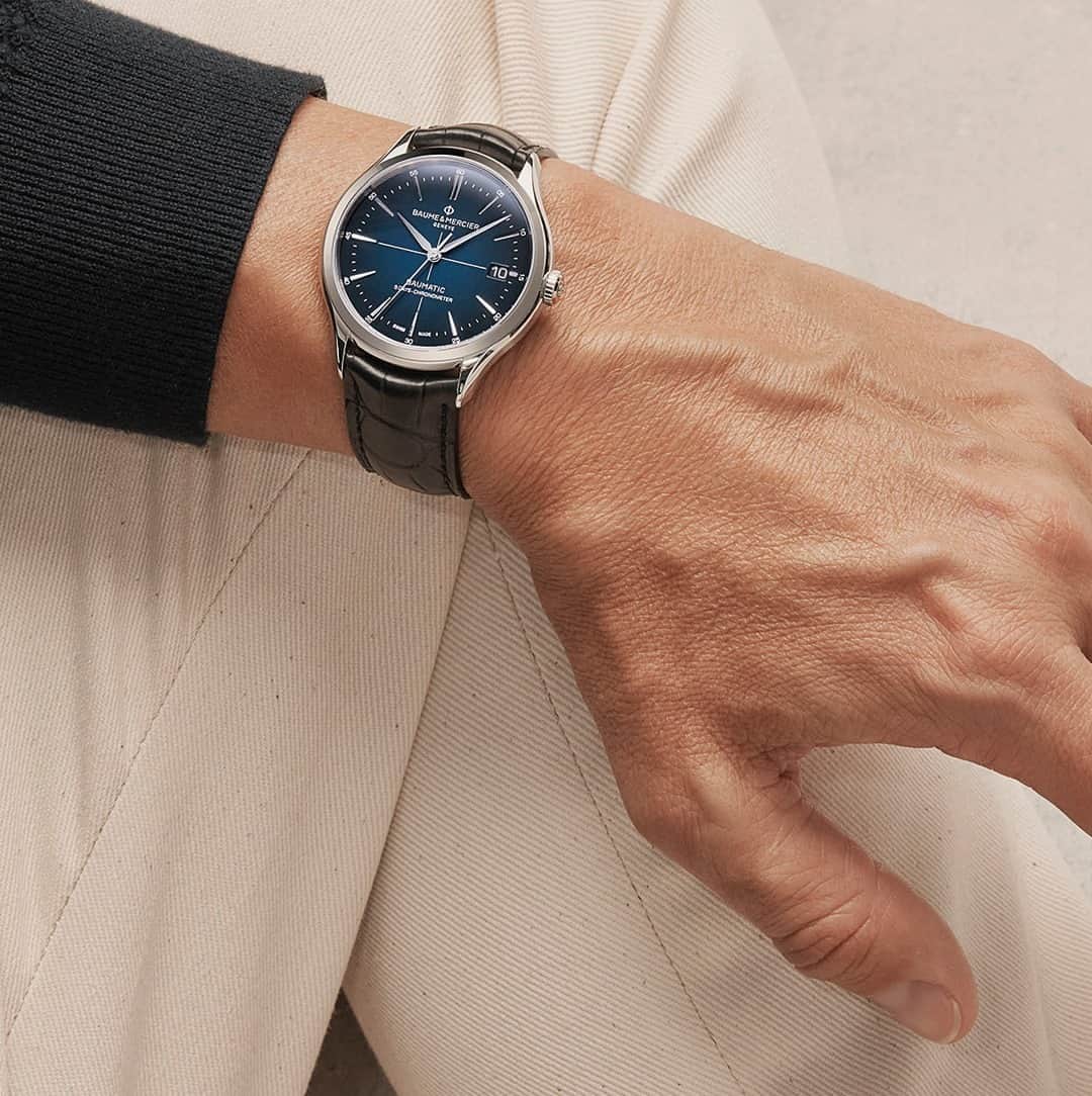 ボーンメルシーのインスタグラム：「Take a deeper look at the Clifton Baumatic 10467 to discover new heights.  -- Clifton Baumatic 10467 40mm, Baumatic in-house Calibre, 5 Days Power Reserve, Chronometer⁣⁣ -- #baumeetmercier #cliftonbaumatic #swissmade #luxurywatch #timepiece  #watchmaking  #watchesofinstagram  #watchcollector  #watchoftheday  #watchfam」