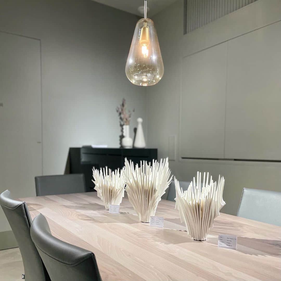 林信行のインスタグラム：「南青山と言えば、例年は #DESIGNART の中心エリアの１つ。 ファッションブランドから、ジュエリーショップ、インテリア、セレクトショップ、ギャラリーなど、さまざまな場所にDESIGNARTの旗が立っているのですが、今年、改めて見てみると異様に少ない（その代わり銀座や新宿といった新しいエリアからの参加が増えている）のが今年のDESIGNARTの特徴だと思います。  そんな中、このエリアで一番見てもらいたいのはドイツの革が選べるインテリアブランド、ROLF BENZのお店。 先日、代官山であった #ブレイク前夜展 にも出品していた金沢出身、大樋焼の陶芸家にして建築家、奈良祐希さんが、ROLF BENZのローテーブに合わせてつくった新作も含め２０点以上の作品を展示している「Synergism展」が展開されています。 作品の点数でも圧倒的な気合を感じさせるけれど、地下に１点だけあったカラフルな作品も含め、作品１つ１つが放つパワーも圧倒的でした。 どちらかというと「静」で馴染むROLF BENZの家具と、その中で（一点除き）色もなく静かなようでいて圧倒的存在感を放つ奈良作品が、落ち着きの中にピリリとスパイスを利かすような、まさに良いSynergyを生んでいました。常設展時にしてもらってもいいくらい。ちなみに、さすが奈良さん、既に今回の新作など、かなりの作品が売れてしまっているようです。  ROLF BENZ周辺には、いくつか展示が重なっています。 お隣FLEXFORMはDESIGNARTを応援する形で参加しているけれど、特に新作や特別な展示はなし（でも、普段は用事もなく入りにくい家具のショールーム。「DESIGNARTに参加しているんですね」とさえ断れば、覗きやすくなることこそ、このイベントの価値。ぜひ、この機会に！）。  さらにもう１つ隣の仏DSオートモービルズのストア、DS　Tokyoは、おそらく今回のDESIGNARTの全展示の中で、もっとも繊細な展示だろう。ショーウィンドウにUの字を描いて垂らされた１本の細い糸。その上をたまに水のしずくがころがりながらおちてくる作品で、青栁龍佳さんの作品でタイトルは「微か」。 離れてみていても何もわからないが、目を近づけてみると、高い天井からかなりの距離を落ちてくる水玉が自らの何十倍にもなる距離をしたたりおちてきていたことに改めて驚かされる。作者は「今まで見えなかった微細な変化に敏感になる。そんなきっかけを生み出したい。」というが、まさに気づかされた印象だ。  このFLEXFORMとDS Storeの間の道を、少し奥に入るとCreation Baumannというお店があり隈研吾建築とし設計事務所の佐藤未季さんがRe-connectというクリエーションバウマンのカラーファブリックSOLIOでつくったカーテンが展示されている。2020年、改めて人と合う喜びを認識したという作者が、人が出会うことを演出するための手段としてデザインしたという。「Re-connect」というタイトルがついていた。  これらのショップとは少し離れるが、フェラーリの本革シートなどをつくることで有名なPortrona FrauもDESIGNART参加ショップ。昨年のミラノサローネで発表された家具が展示されている。  だが、今回、このエリアでもう１つ注目してもらいたいのが、そのPortrona Frauの真向かいの北京のファッションブランド「單農 DAN NONG」だ。実は1月にこの地にショップをオープンするも、パンデミックでなかなか正式オープンを謳えず、今月の23日になってようやくグランドオープンできたという苦難の幕開けとなったショップだが、オーナーがアートが好きなようで、２階にはチームラボの「Black Sea」、地下には中国人のデジタルアーティスト楊泳梁というひとの「Phantom Landscape」という作品（これ近くまで寄ってよくみると、ただの崖に見えていた部分が実は凄いことになっている）。 　 そんな同社がDESIGNARTに合わせて企画したのがHERE& DAN NONG/ M.KUROKAWA & Y.F.WANGという展覧会で、同ブランドの服を愛用する建築家の黒川雅之氏さんによる食器（１階やTシャツ、そして３階にはテーブル、チェア、月をイメージした照明）を展示している。 常設アートも楽しい新ショップのオープンを祝う意味でも、DESIGNART期間中は盛り上げて応援してあげたい。  #DESIGNART #ROLFBENZ #奈良祐希 #大樋焼　#FLEXFORM #DSTokyo #青栁龍佳 #CreationBaumann #佐藤未季 #PortronaFrau #單農　#DanNong #黒川雅之」