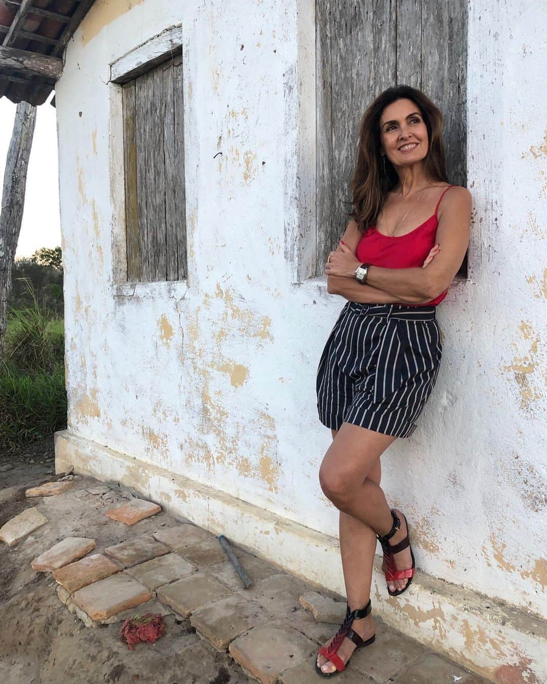 ファチマ・ベルナルデスのインスタグラム：「Brincando de modelar pro meu fotógrafo favorito. Mas nem sempre é fácil manter a concentração, como vc vai ver se arrastar pro lado. #TBT #cadaminutoimporta 📸 @tulio.gadelha」