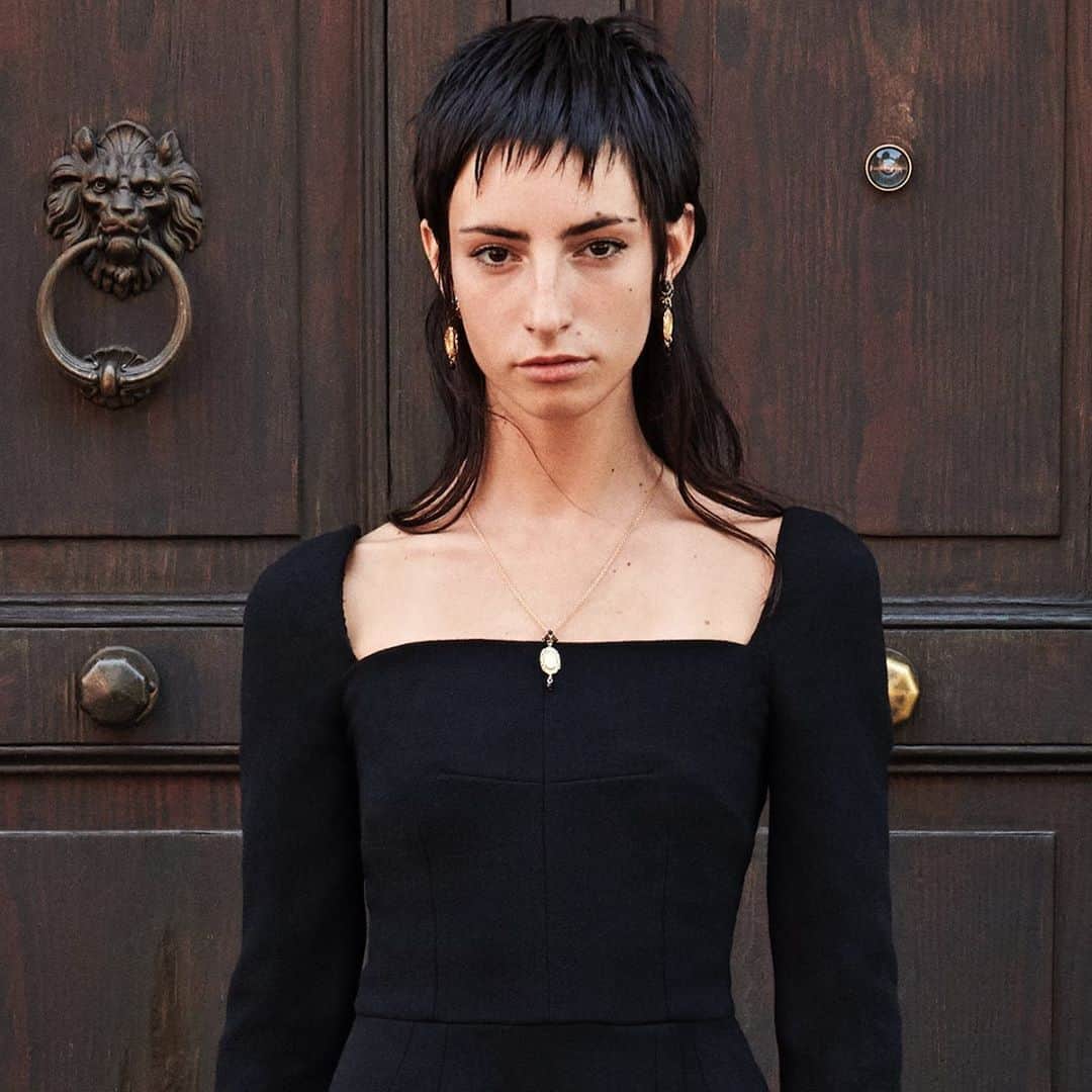 ドルチェ&ガッバーナさんのインスタグラム写真 - (ドルチェ&ガッバーナInstagram)「⁣#DGRealPeople, the campaign celebrating individuality on the streets of Milan.⠀ ⠀ Giorgia is a fashion designer who enjoys the night and its strong sounds.⠀ ⠀ She wears a total black look composed of a short double crepe dress, high heel ankle boots, a #DGSicilyBag and a gold necklace and earrings.⠀ ⠀ Shop the #DGFW20 look at the link in bio. ⠀ #DolceGabbana」10月30日 1時59分 - dolcegabbana