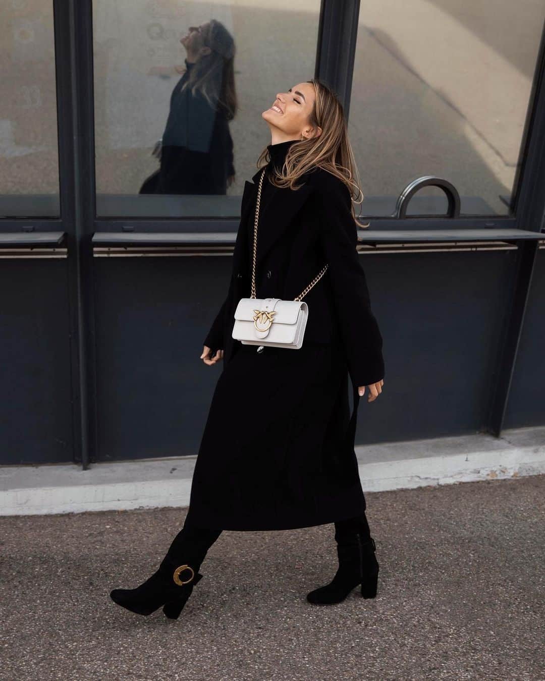 PINKOさんのインスタグラム写真 - (PINKOInstagram)「Always look up, there might be something beautiful happening in there! Stunning shot of @nathaliela bringing us some magic in a #PINKO total look featuring the Mini #LoveBag! #FW20 #PINKOLove #PINKOStars」10月30日 1時59分 - pinkoofficial