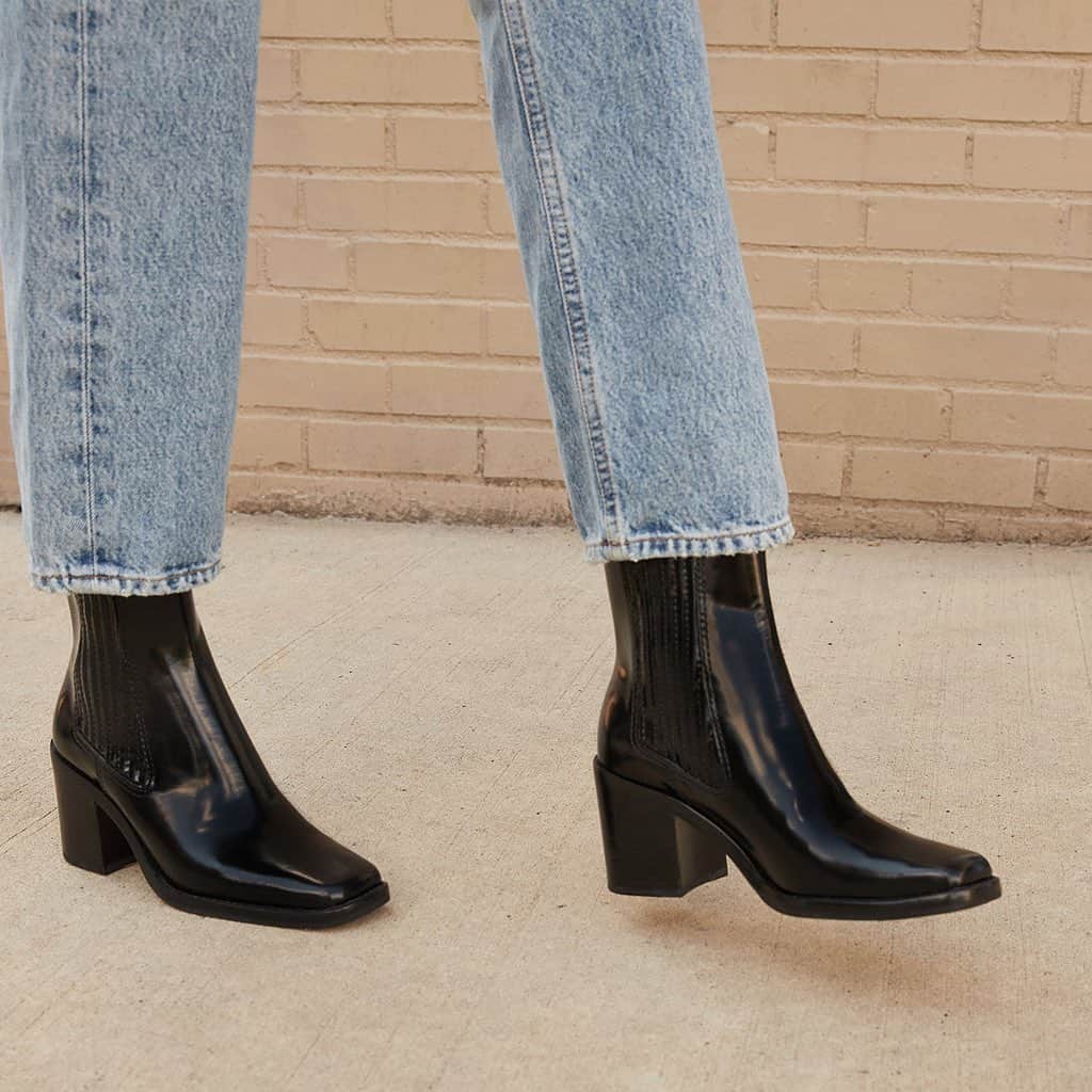 レフラーランドールのインスタグラム：「An everyday bootie that looks especially chic with denim: Arianna.」