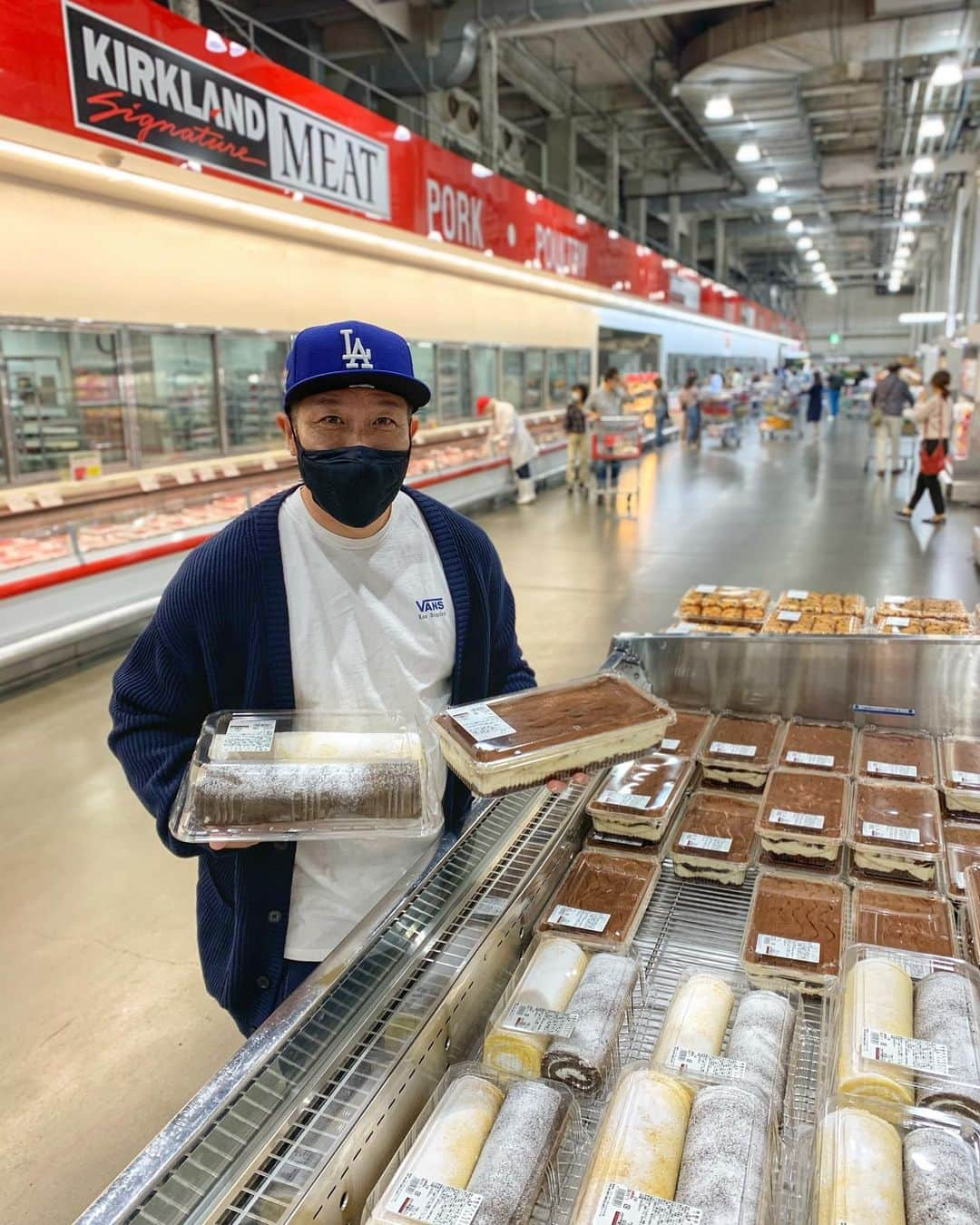 多村仁志さんのインスタグラム写真 - (多村仁志Instagram)「#Dodgers #WorldChampion という事で #LAD #Cap 被って #costco #shopping #秋と言えば柿 だけど #🍎 #どっちにしようか迷う #❤️ or #💛 #迷ったあげく #定番の #こちらの品 #そっちかーい 皆さんは #ティラミス派 ？ #ロールケーキ派 ？ #😋」10月30日 2時08分 - hit_tamu