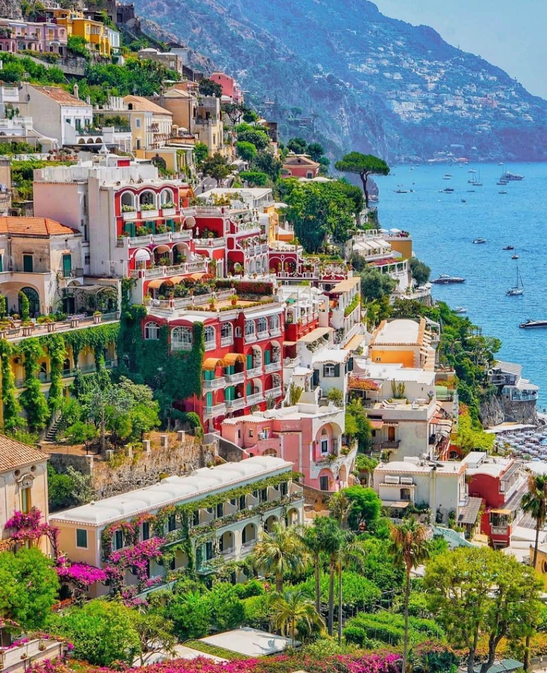 Earth Picsさんのインスタグラム写真 - (Earth PicsInstagram)「The vibrant colors of Positano, Italy 😍 Who else wishes they could be there right now? Photo by @pinkines」10月30日 2時01分 - earthpix