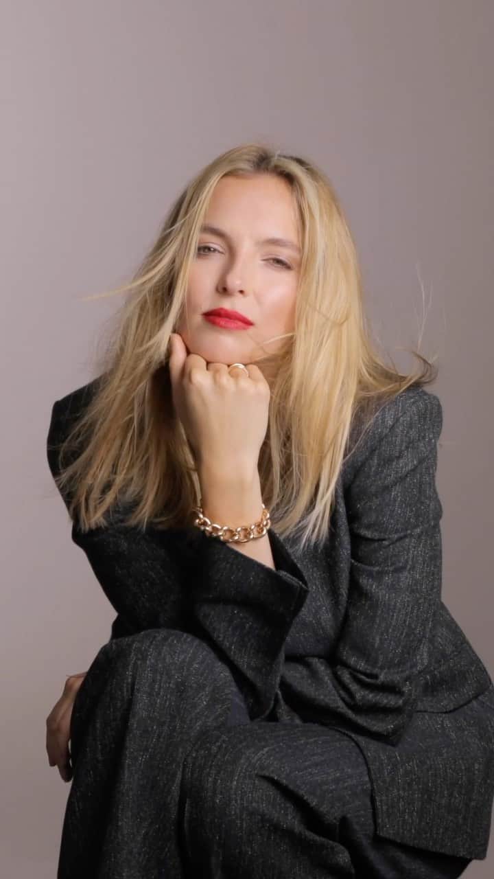 Harrodsのインスタグラム：「Has all this social distancing got you talking to yourself? Us, too! And we’re not alone... Join actress and @noblepanacea ambassador @jodiemcomer as she tête-à-têtes with, well, herself.   #Harrods #HarrodsBeauty #NoblePanacea #ThinkBeautifully #JodieComer」