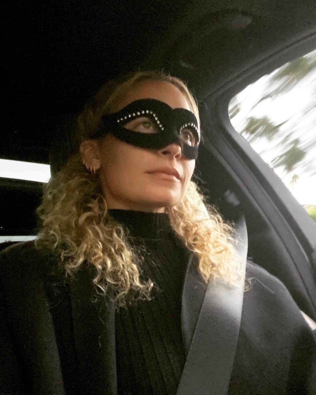 ニコール・リッチーのインスタグラム：「On my way to the polls in October #VOTE 🖤🎃🇺🇸」
