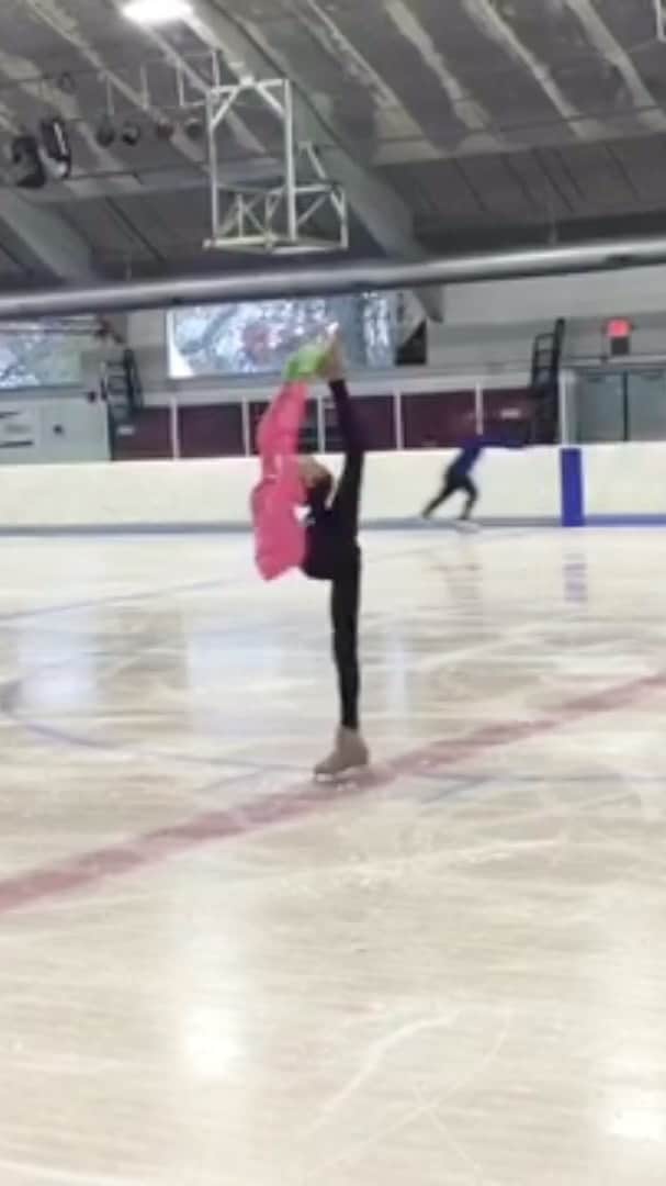 ヴィクトール・ファイファーのインスタグラム：「Some spins from scw skaters. Thank you Ron Biancosino for the great work #usfs #figureskating #spins #scw @whalloper」