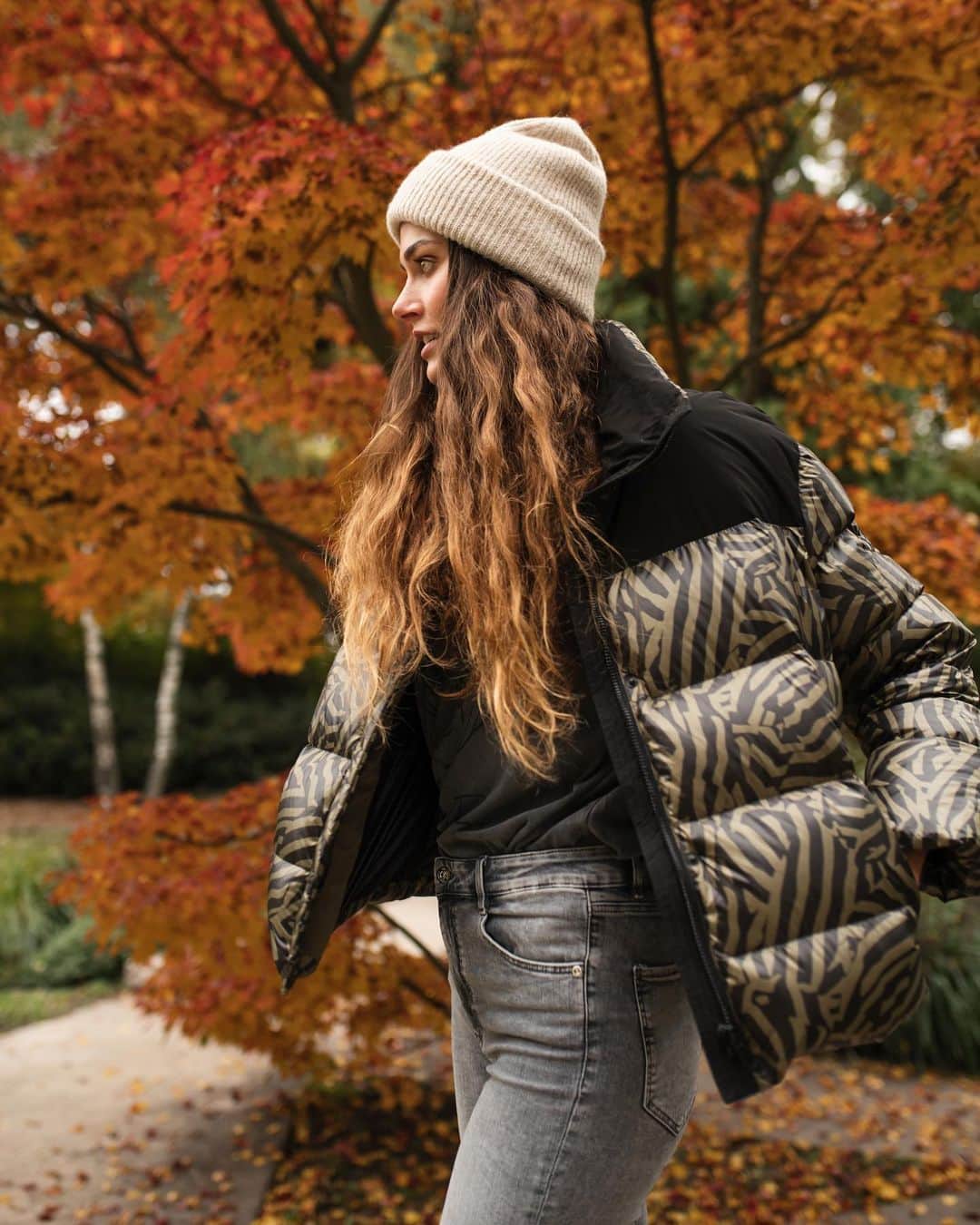 ズザンナ・ヤカボスのインスタグラム：「Day off with @panamyphoto  🍁🍁 Kedvelem ezt a fát, minden nap őt látom, amikor kinézek az ablakon. Most már közös képünk is van 😁 . . . . #GASjeans #DenimNeverLies #TrueBlueInside #fallvibes #fallcolors #leavesfalling #autumncolors #autumnmood #panamyphoto」