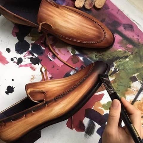 Saphirさんのインスタグラム写真 - (SaphirInstagram)「Patina in progress! 🎨 The sky is the only limit to your creativity thanks to the Saphir Beauté du Cuir range! . Patina en cours ! 🎨 Des milliers de possibilités qui n'ont que de limite votre imagination grâce à la gamme Saphir Beauté du Cuir ! . . #SaphirOfficial #Saphir #ShoeShine #ShoeShining #ShoeLovers #mensshoes #classicshoes #menswear #shoecare #shoelover #shoepolish #womensshoes #shoesaddict #mensfashion」10月30日 2時13分 - saphir_official